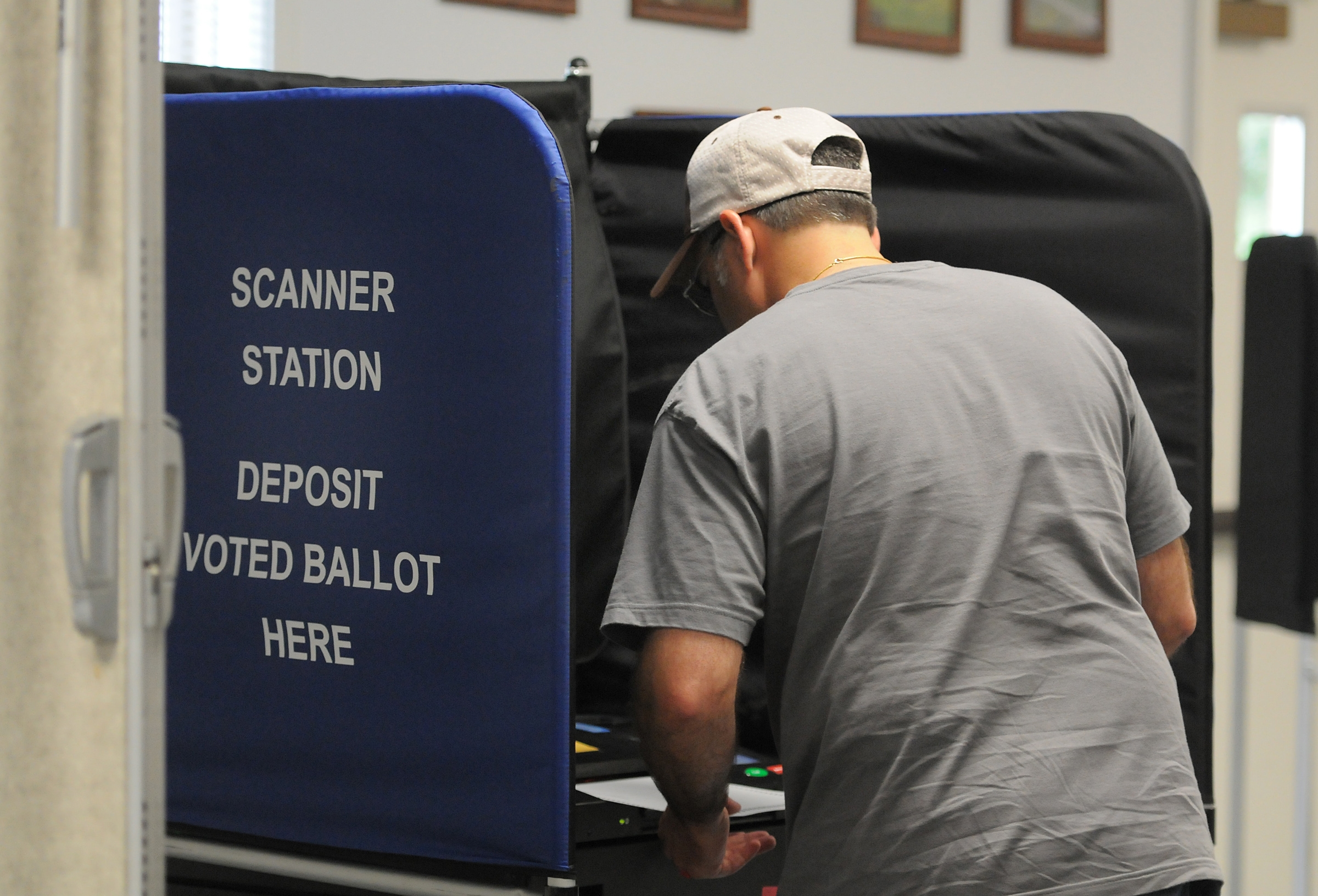 Cochran holds off tea party challenge