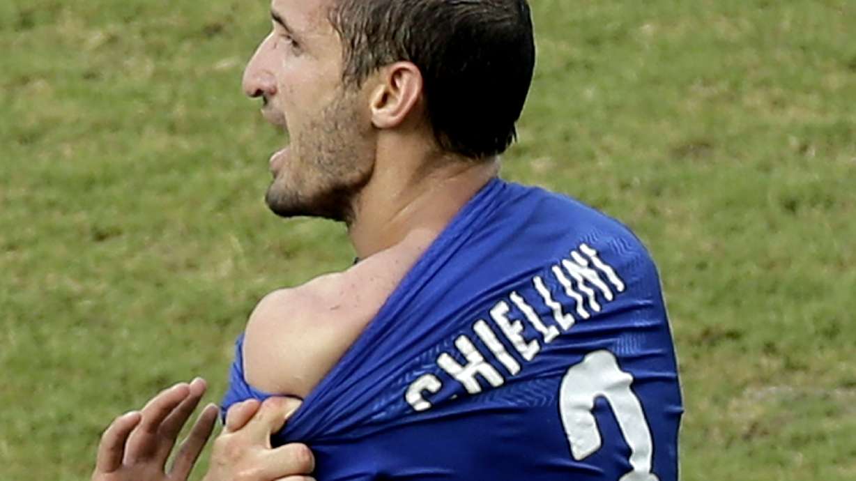 5 controversias en la carrera de Luis Suárez que incluye más de un mordiscón