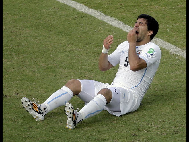 FIFA inicia acciones disciplinarias en contra de Suarez por morder a un oponente