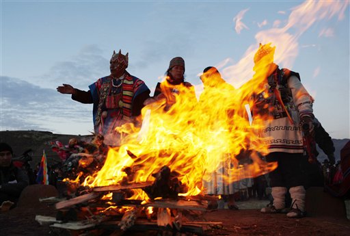 Brujos andinos ven futuro en plomo, huevo, cerveza