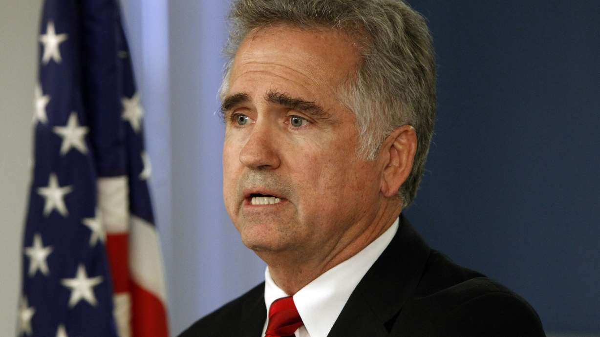 Schools chief apologizes for "hurtful" blog posts