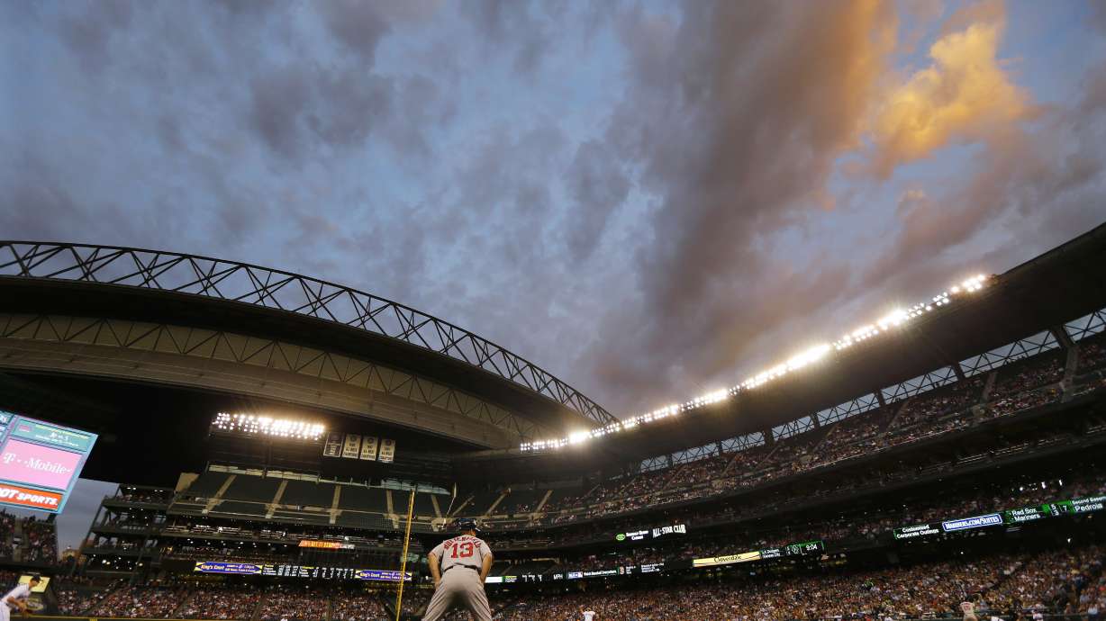 Seattle can't finish sweep of Boston, fall 5-4