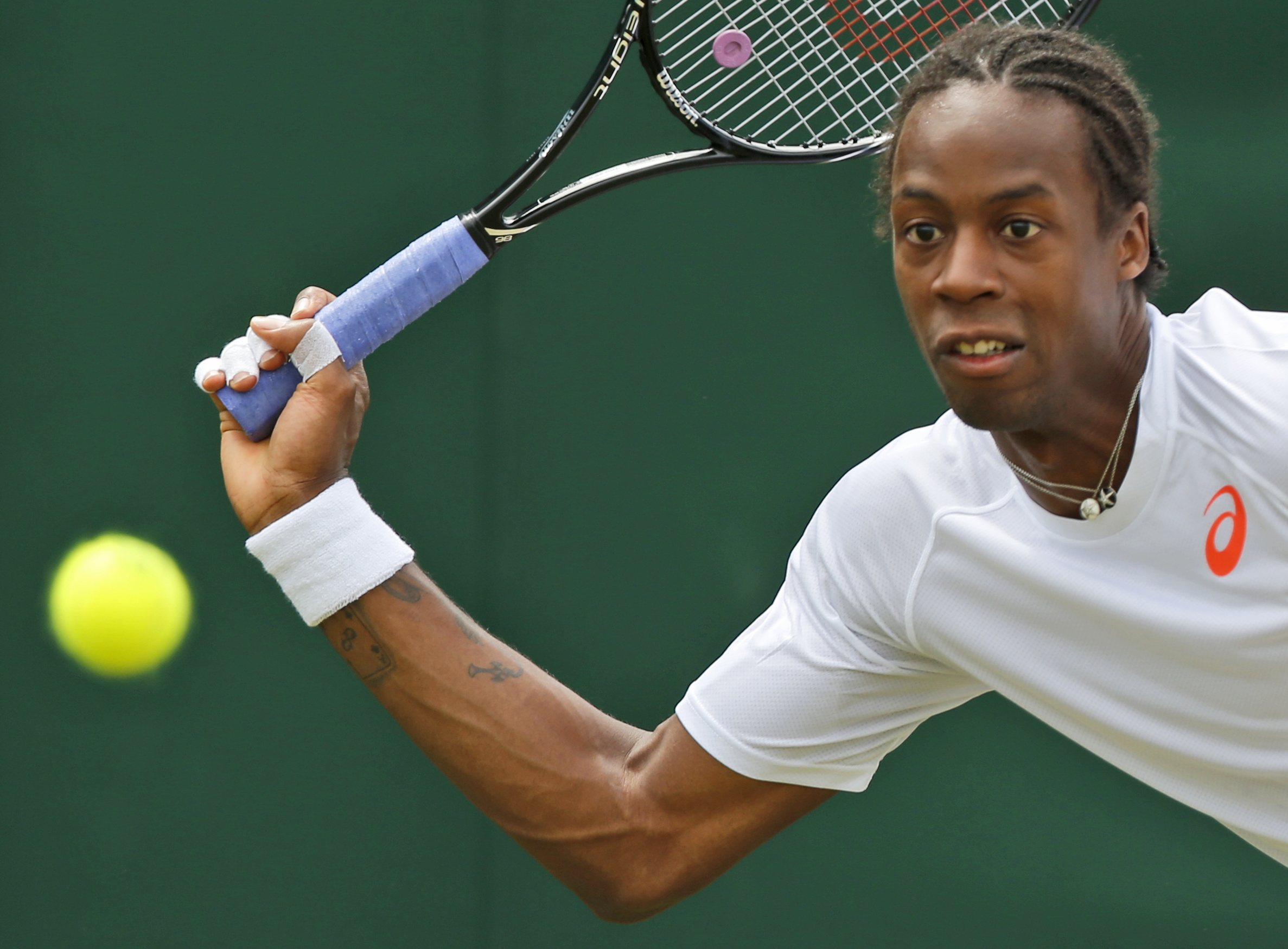 Monfils loses in 2nd round at Wimbledon