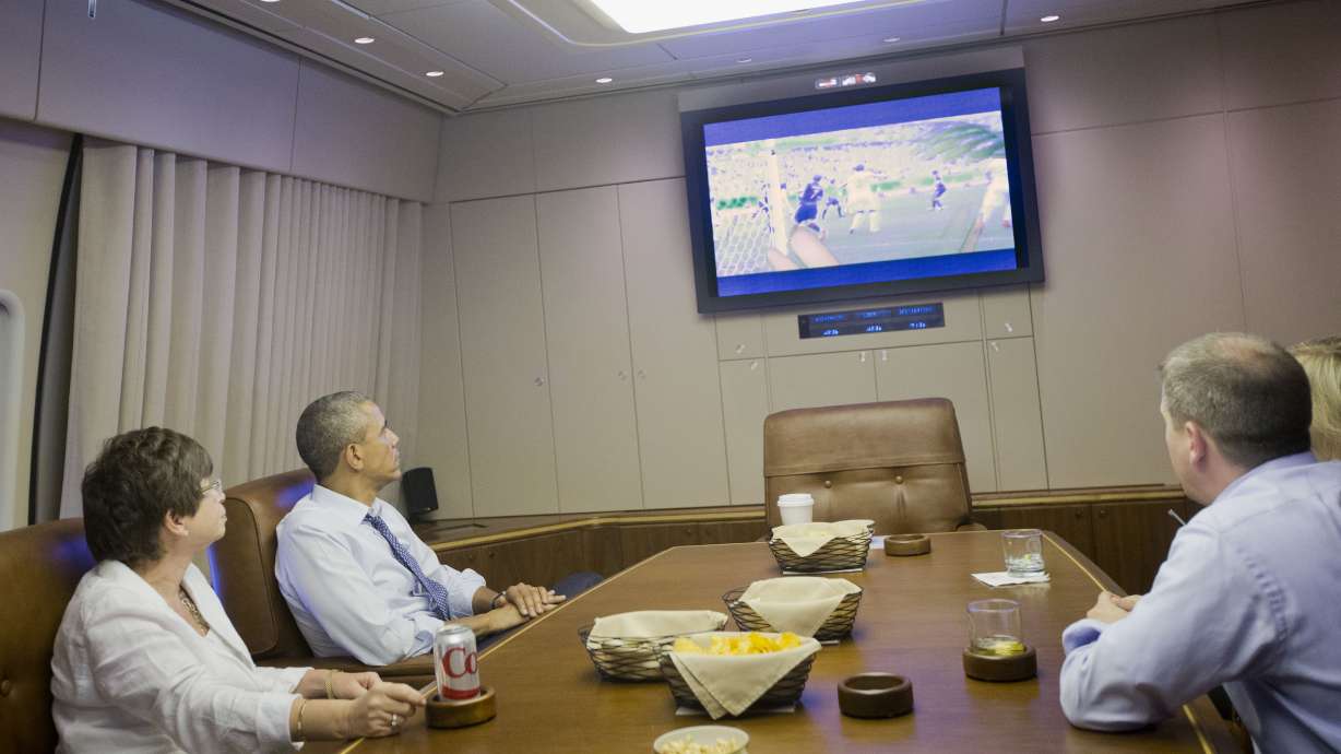 Obama watches US in World Cup on way to Minnesota