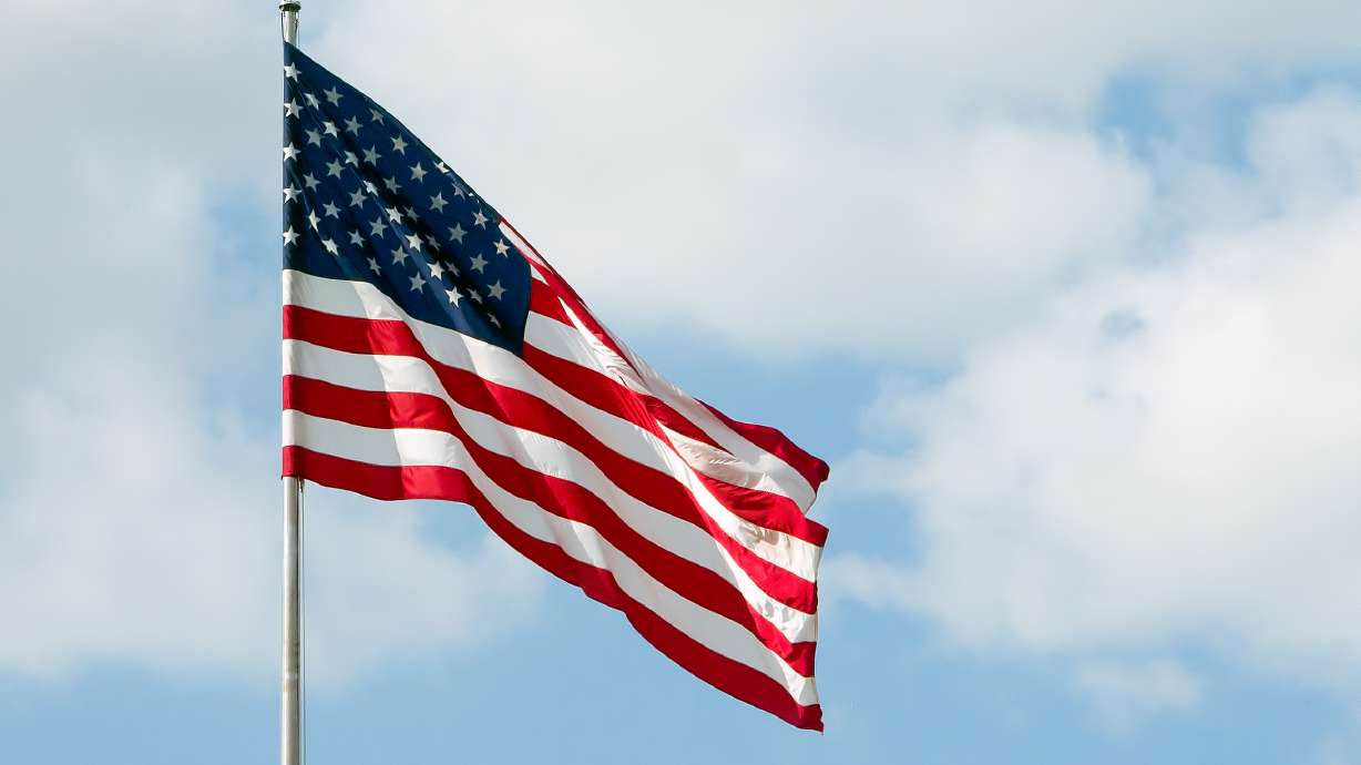 Misioneros SUD rompen la ley instalando una bandera americana en el Monte Olympus