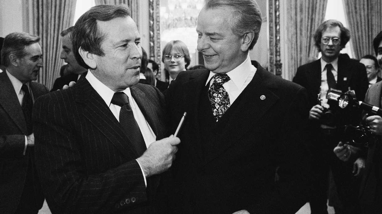 Ex-US Sen. Howard Baker Jr. dies at 88