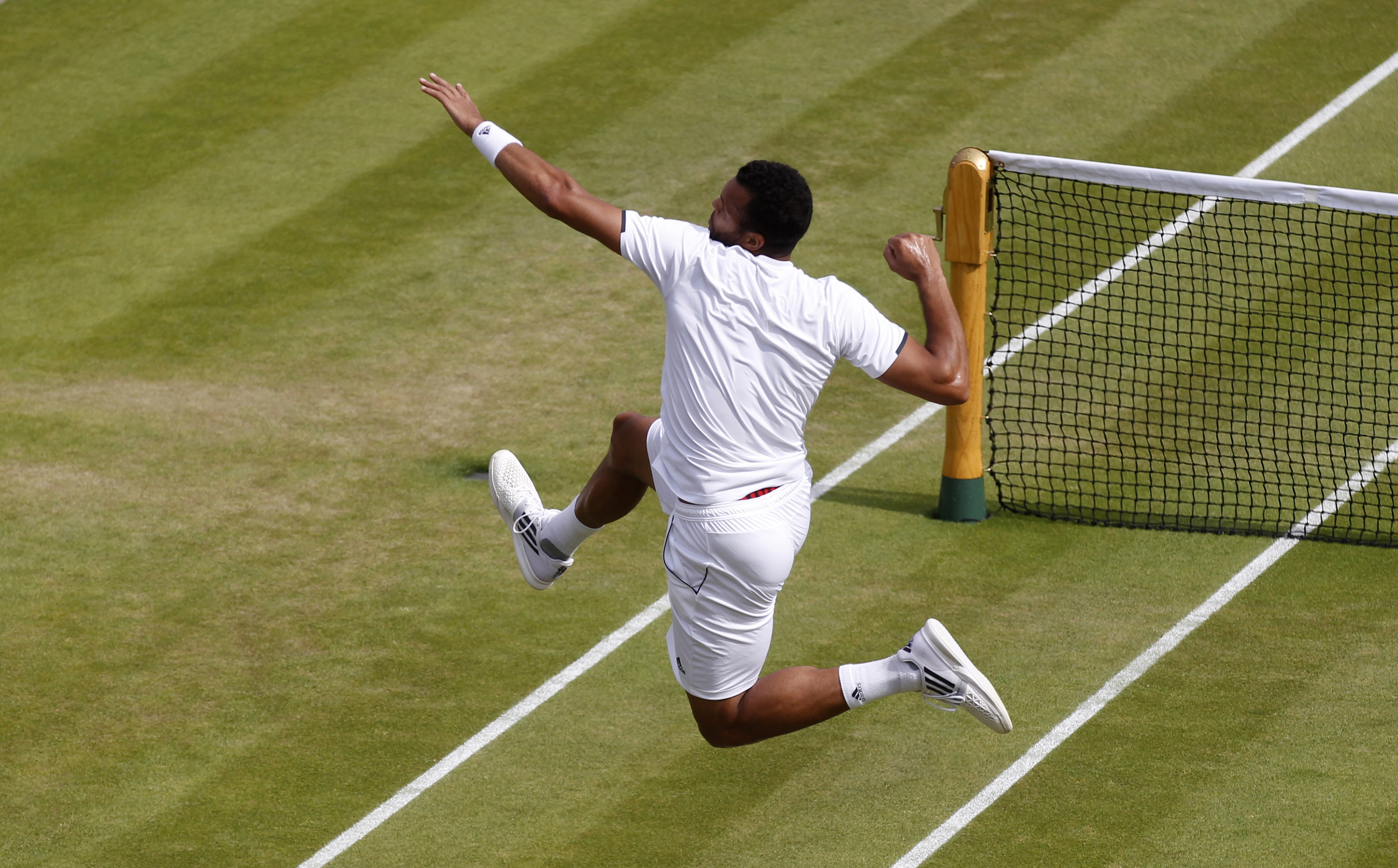 Isner takes 19-17 tiebreaker, wins at Wimbledon