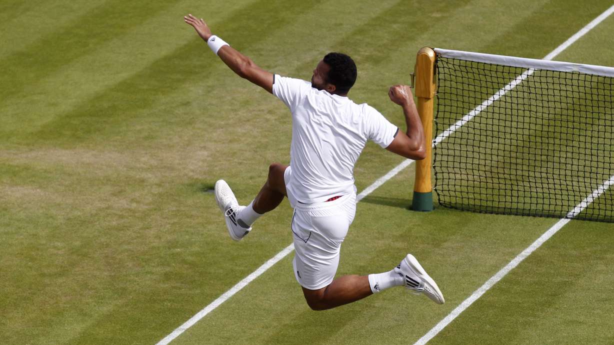 Isner takes 19-17 tiebreaker, wins at Wimbledon