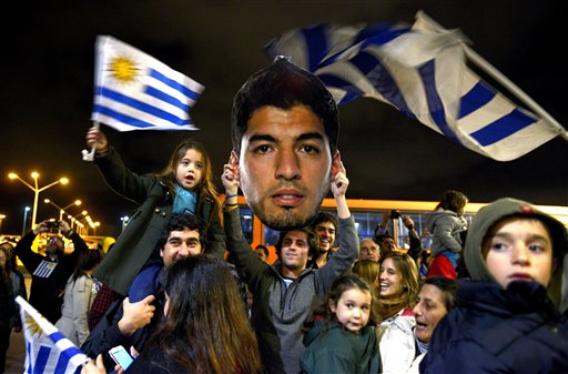 Súarez llega a Uruguay cuando todos dormían