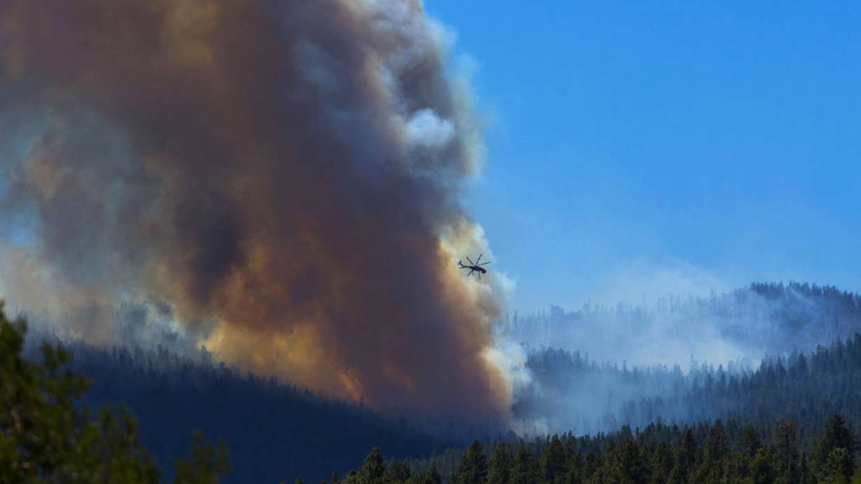 Tourists, residents evacuate near Arizona wildfire