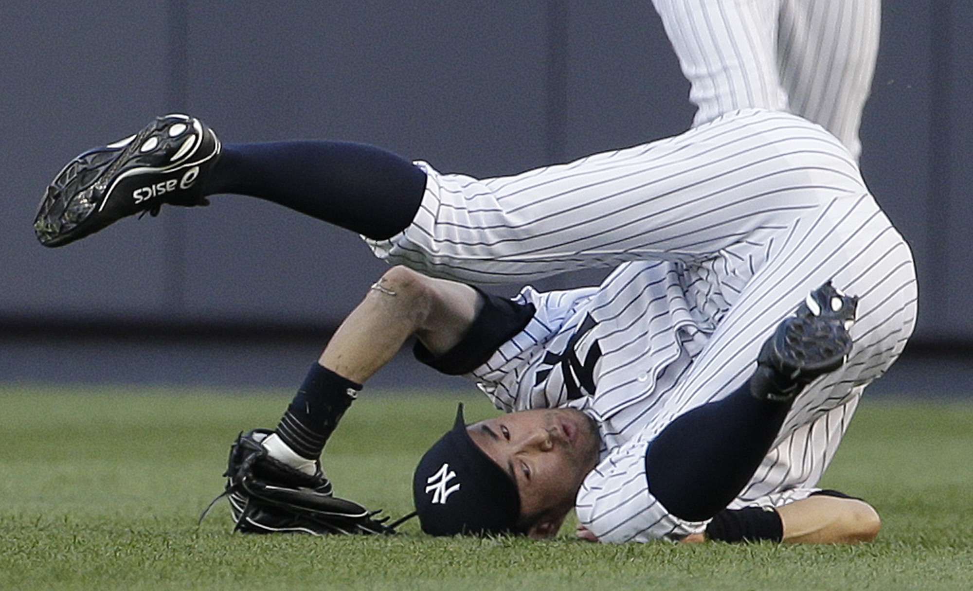 Nuno, Yankees shut down Red Sox, 6-0