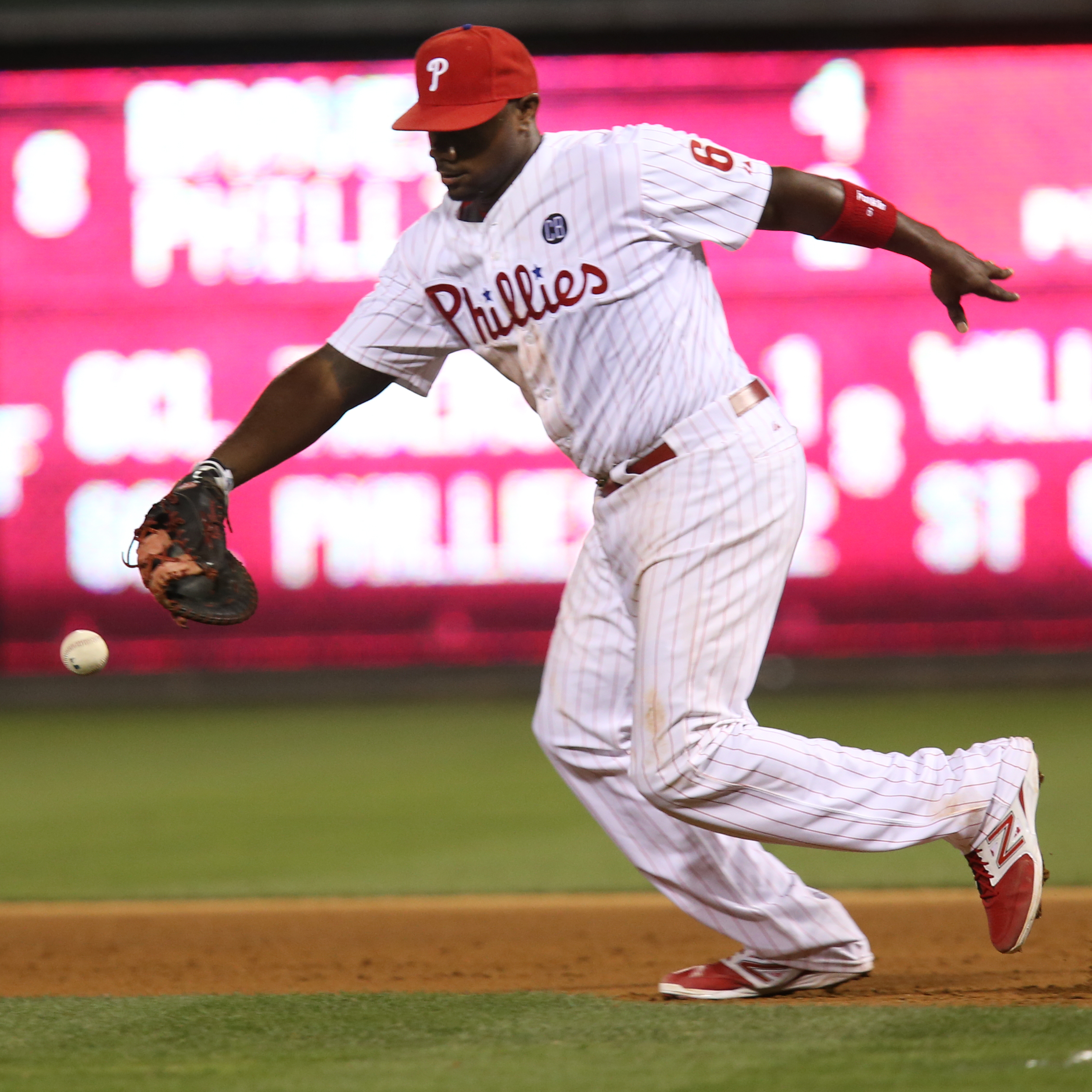 Phils announcer catches HR ball during broadcast