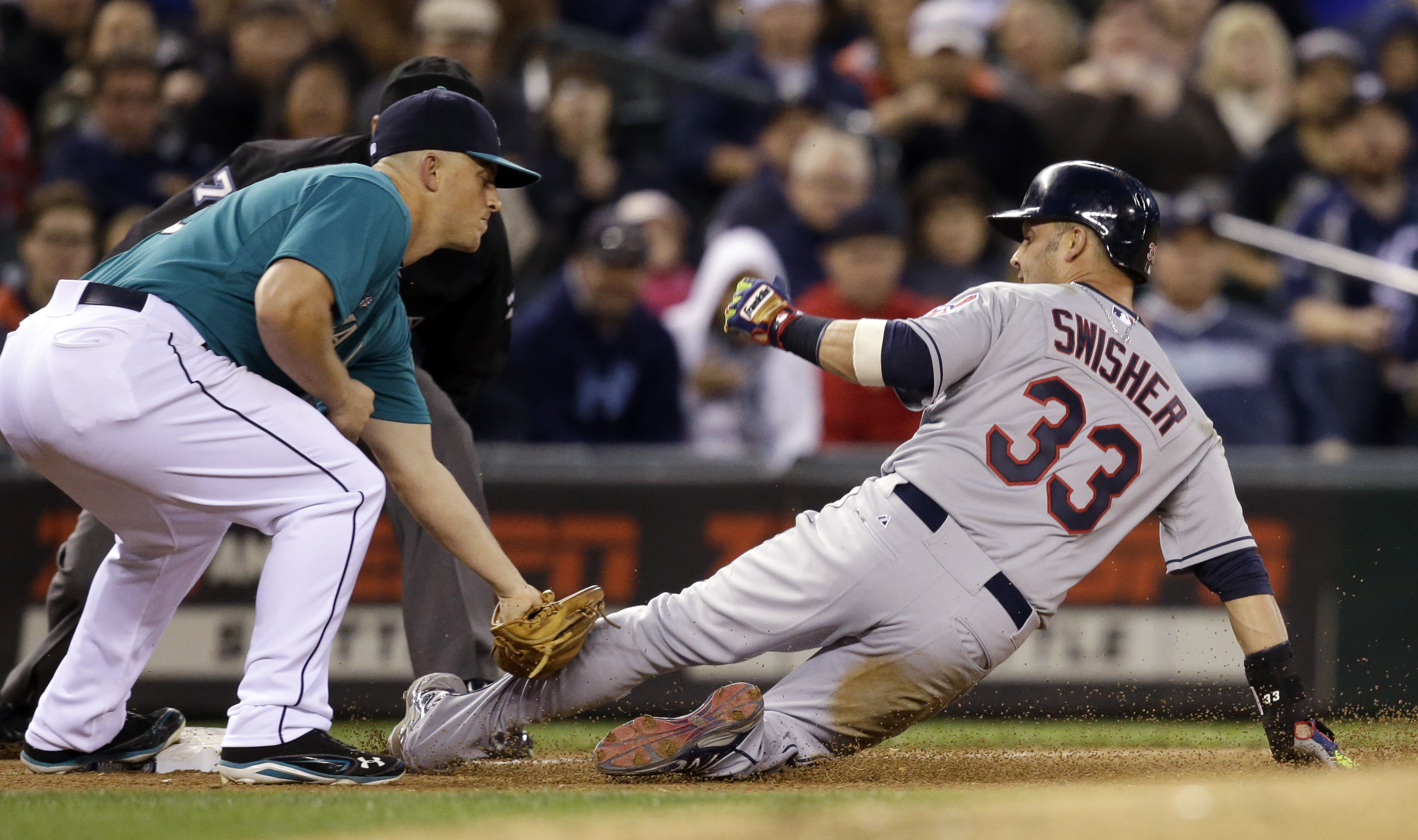 Indians can't get big hit, fall 3-2 to Seattle