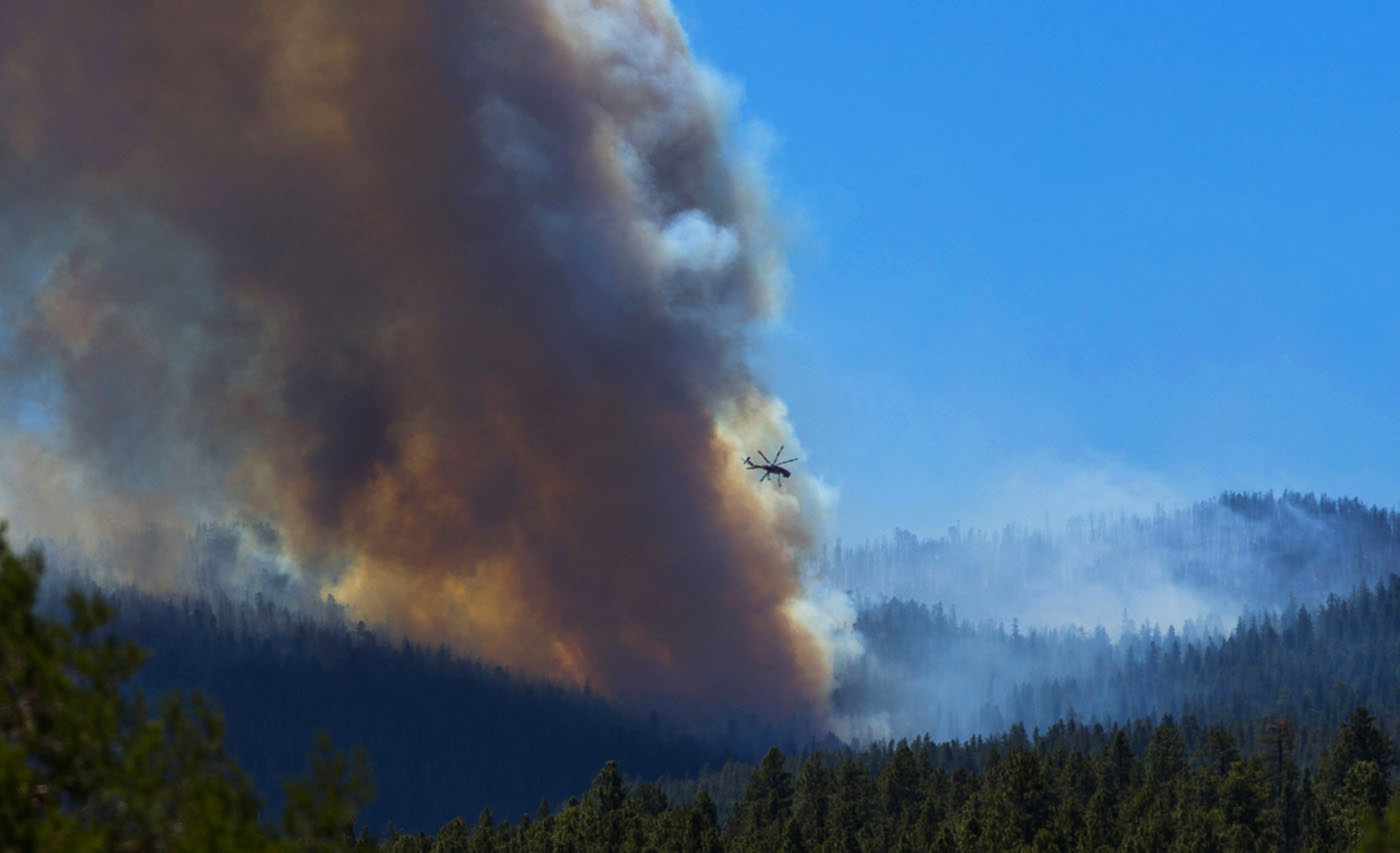 Arizona wildfire doesn't grow; evacuations remain
