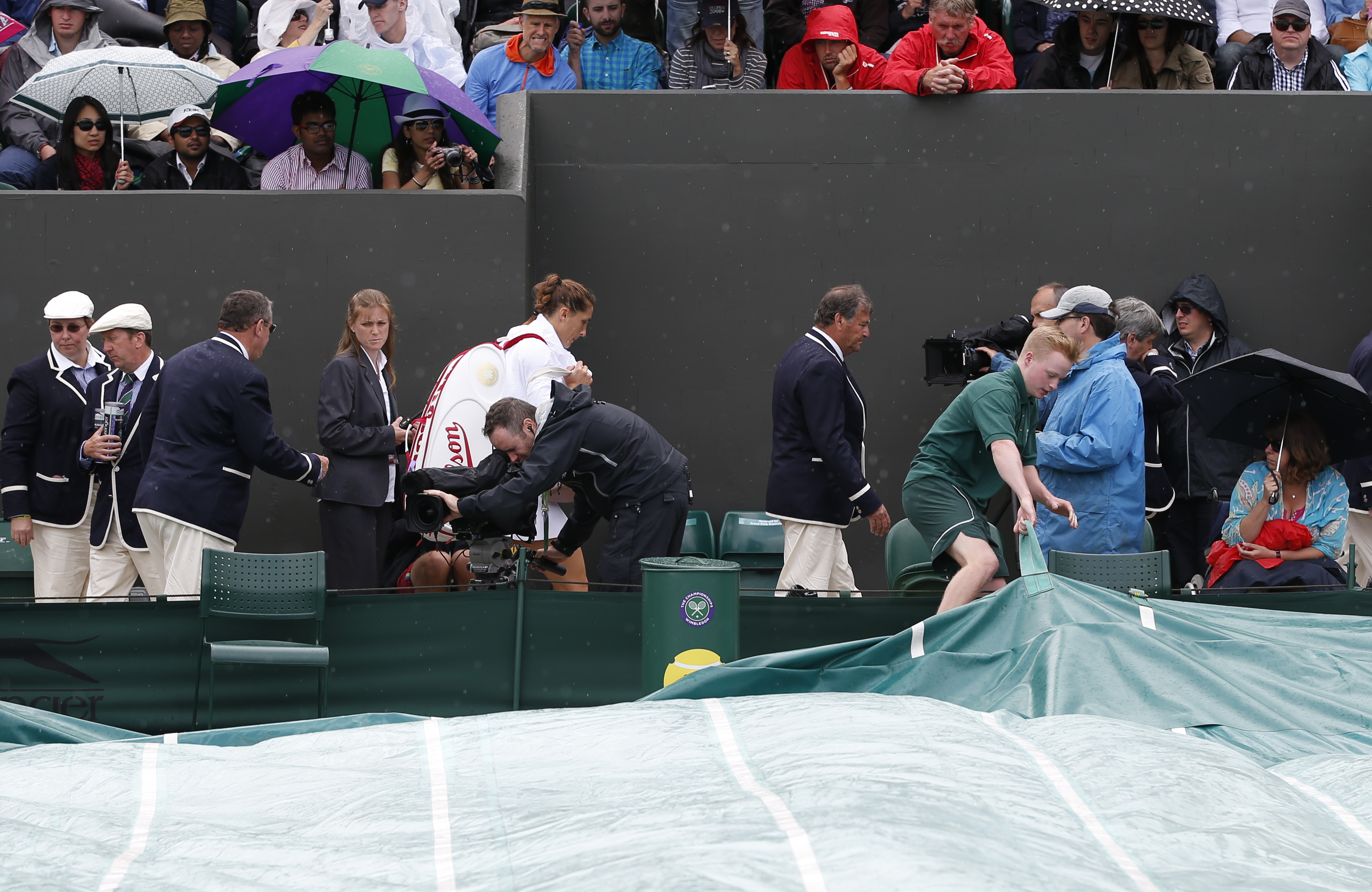 Nadal recovers to win on a rainy day at Wimbledon