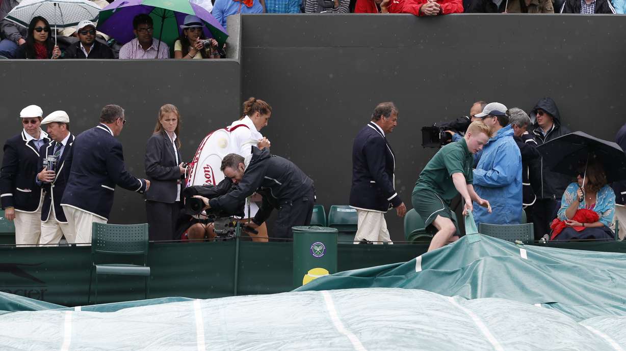 Nadal recovers to win on a rainy day at Wimbledon