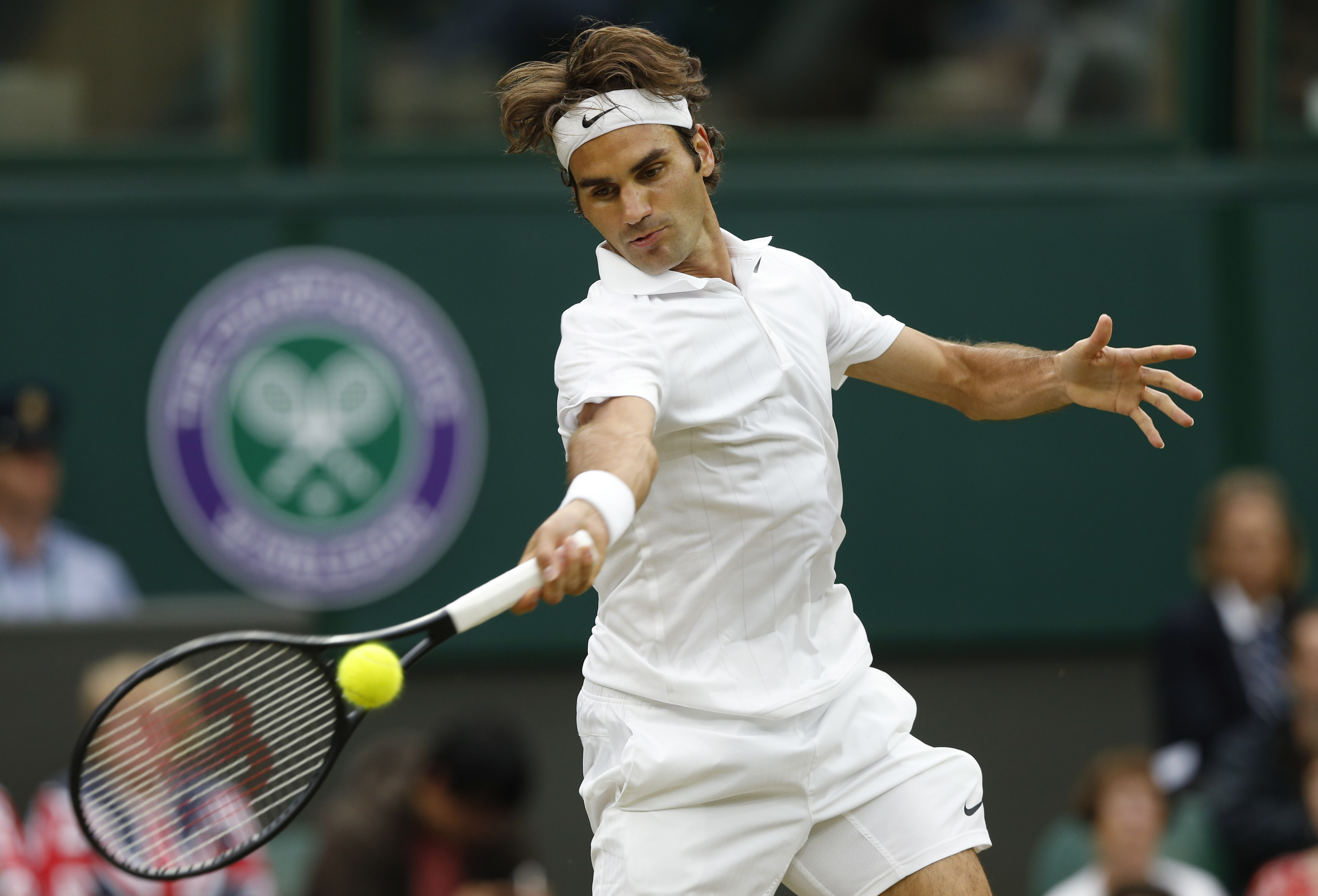 Roger Federer easily reaches Wimbledon's 4th round