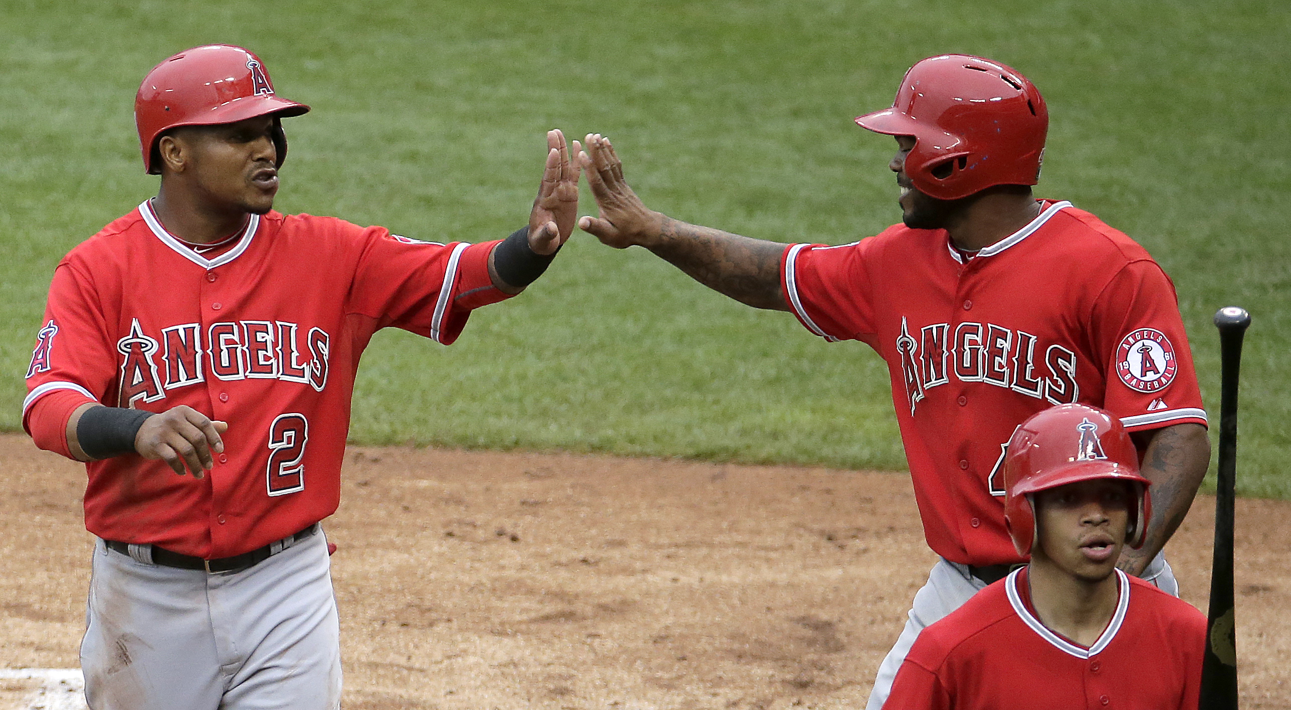 Angels stay hot, beat Royals 6-2