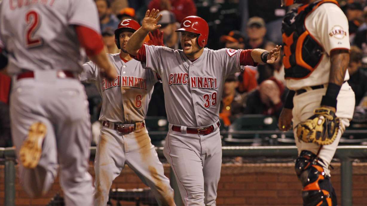 Reds score 5 in 11th to beat Giants 7-3