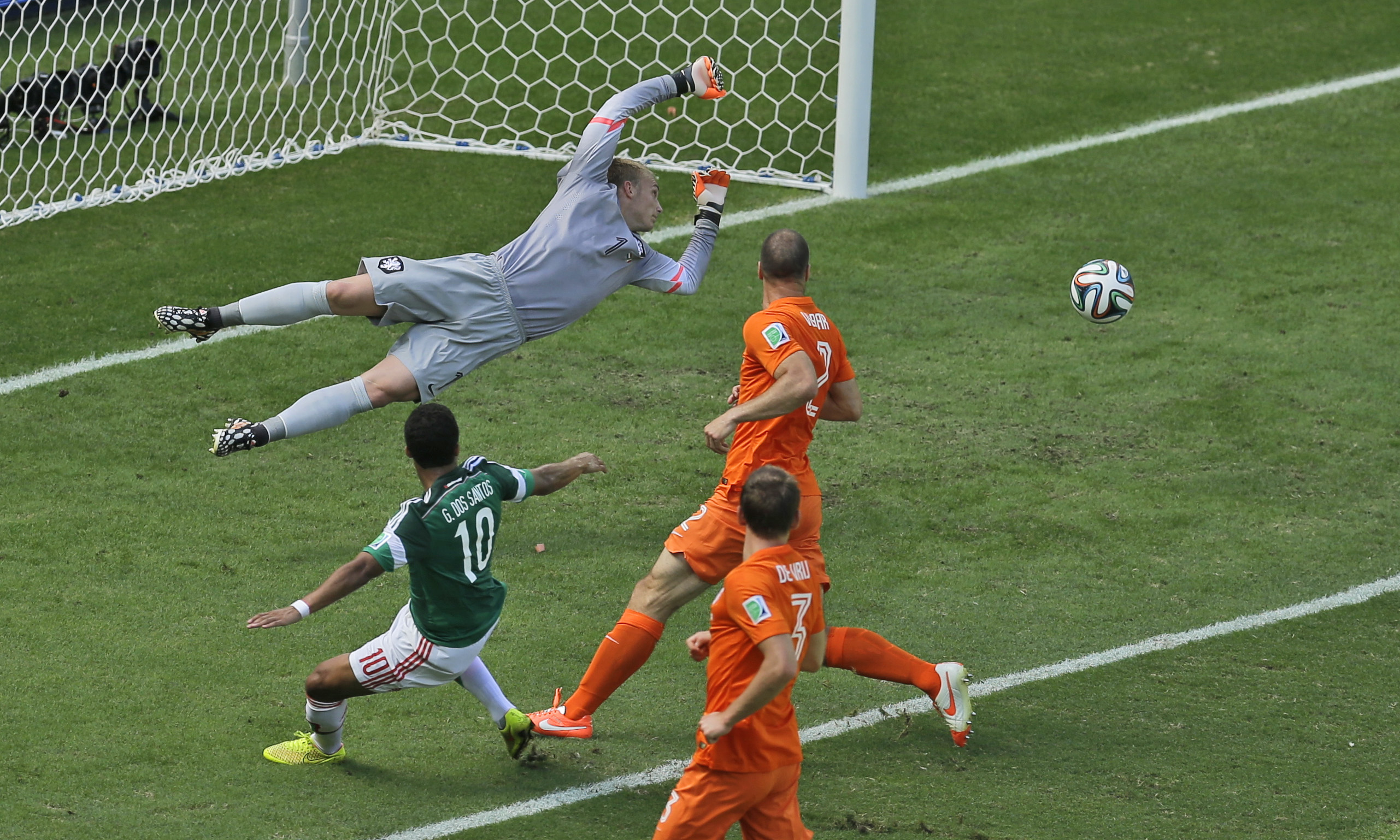 Huntelaar's late penalty gives Dutch 2-1 win