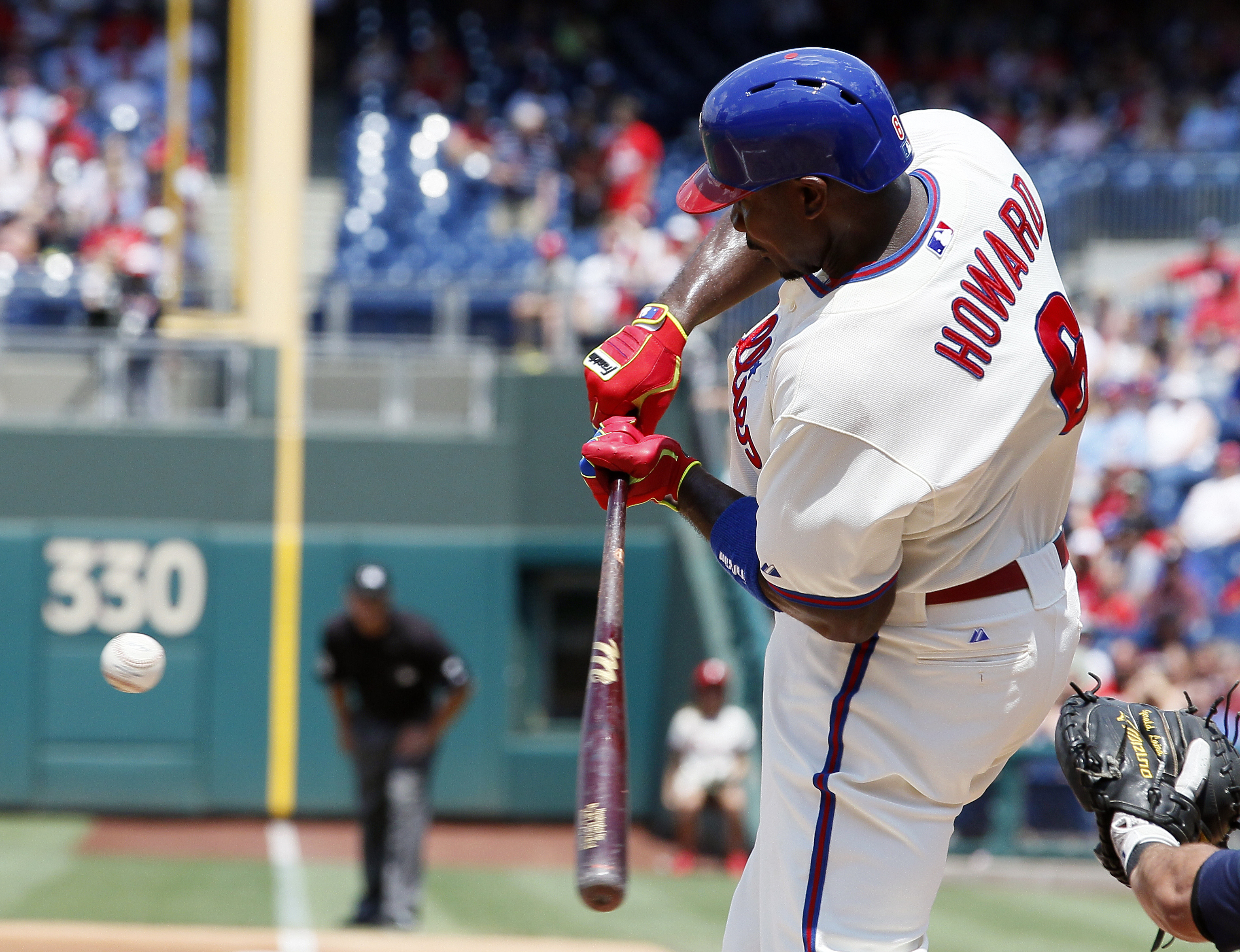 B.J. Upton powers Braves past Phillies 3-2
