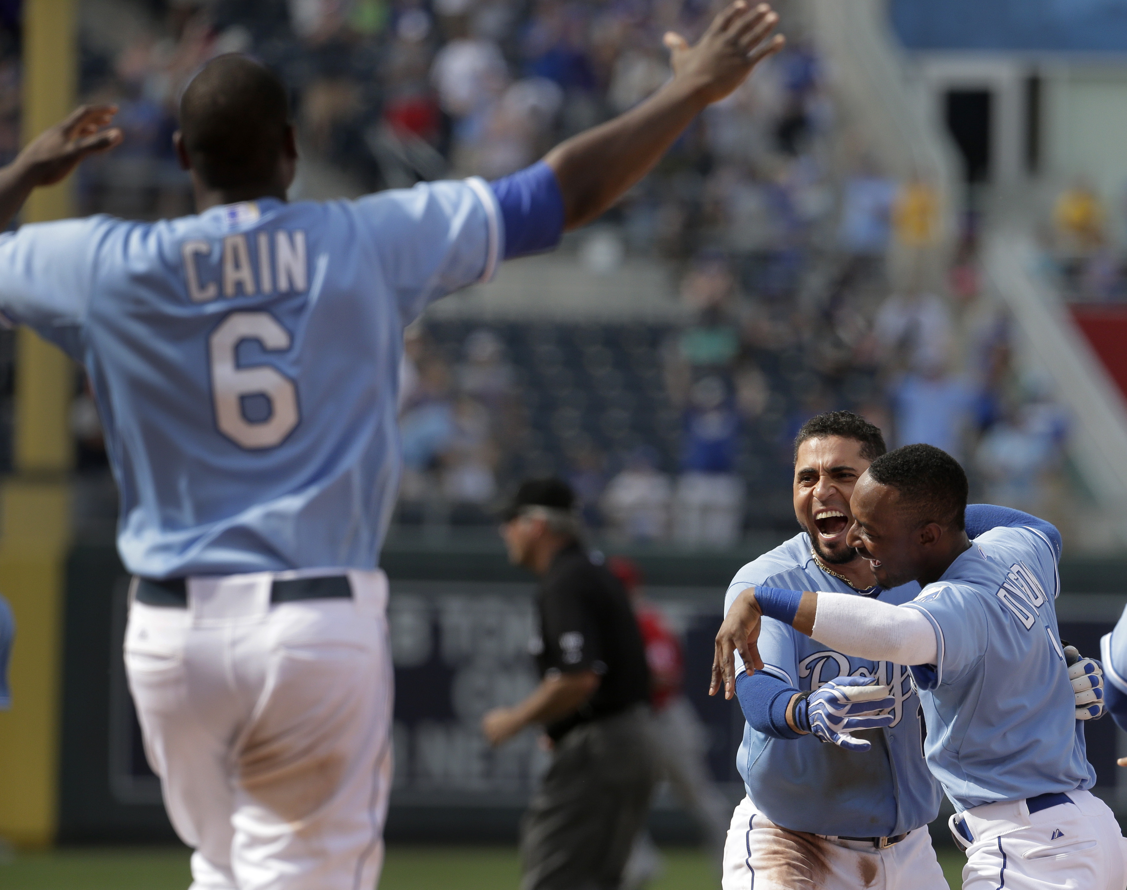 Infante's single in 9th lifts Royals over Angels