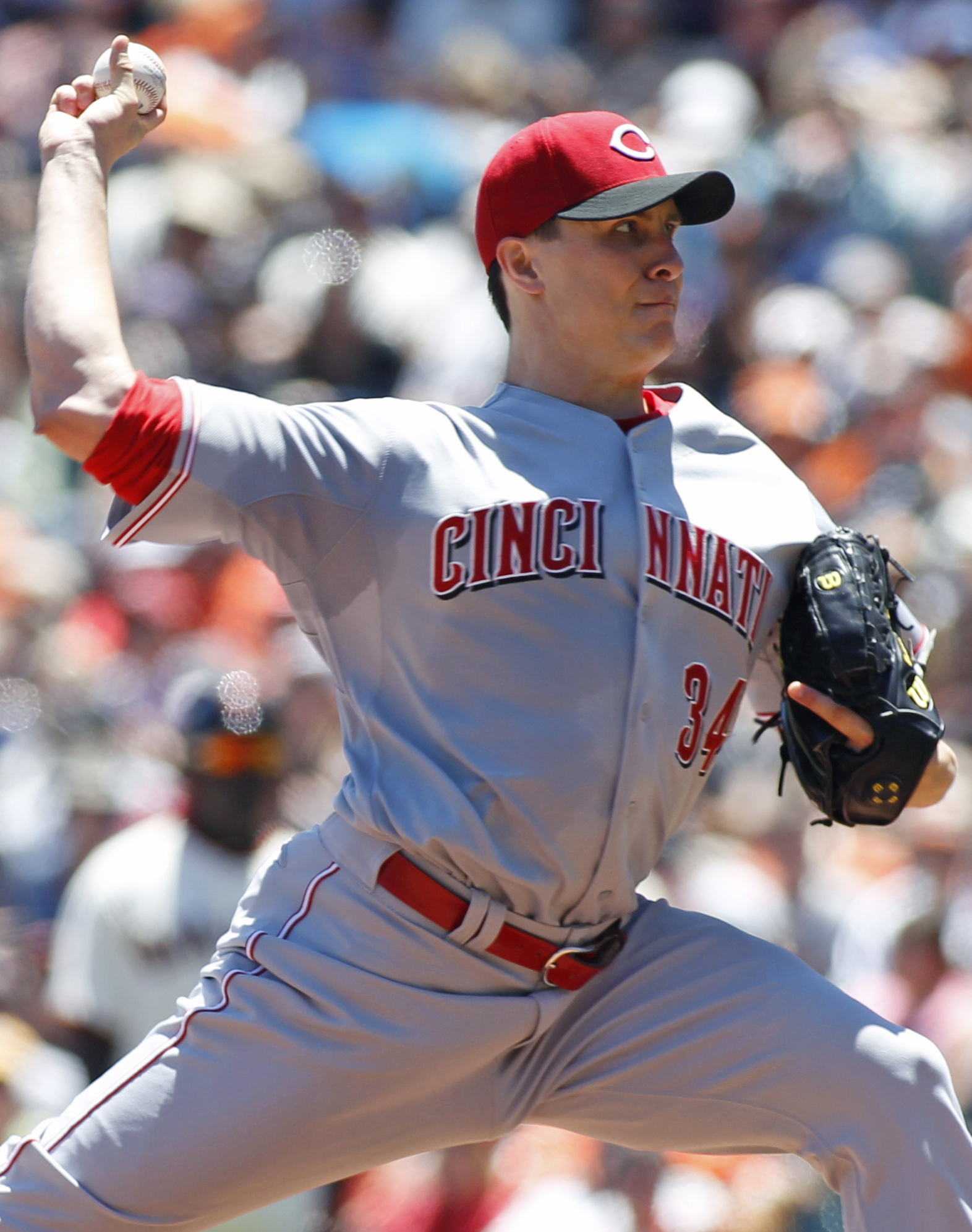 Bailey takes no-hit bid into 7th, Reds beat Giants