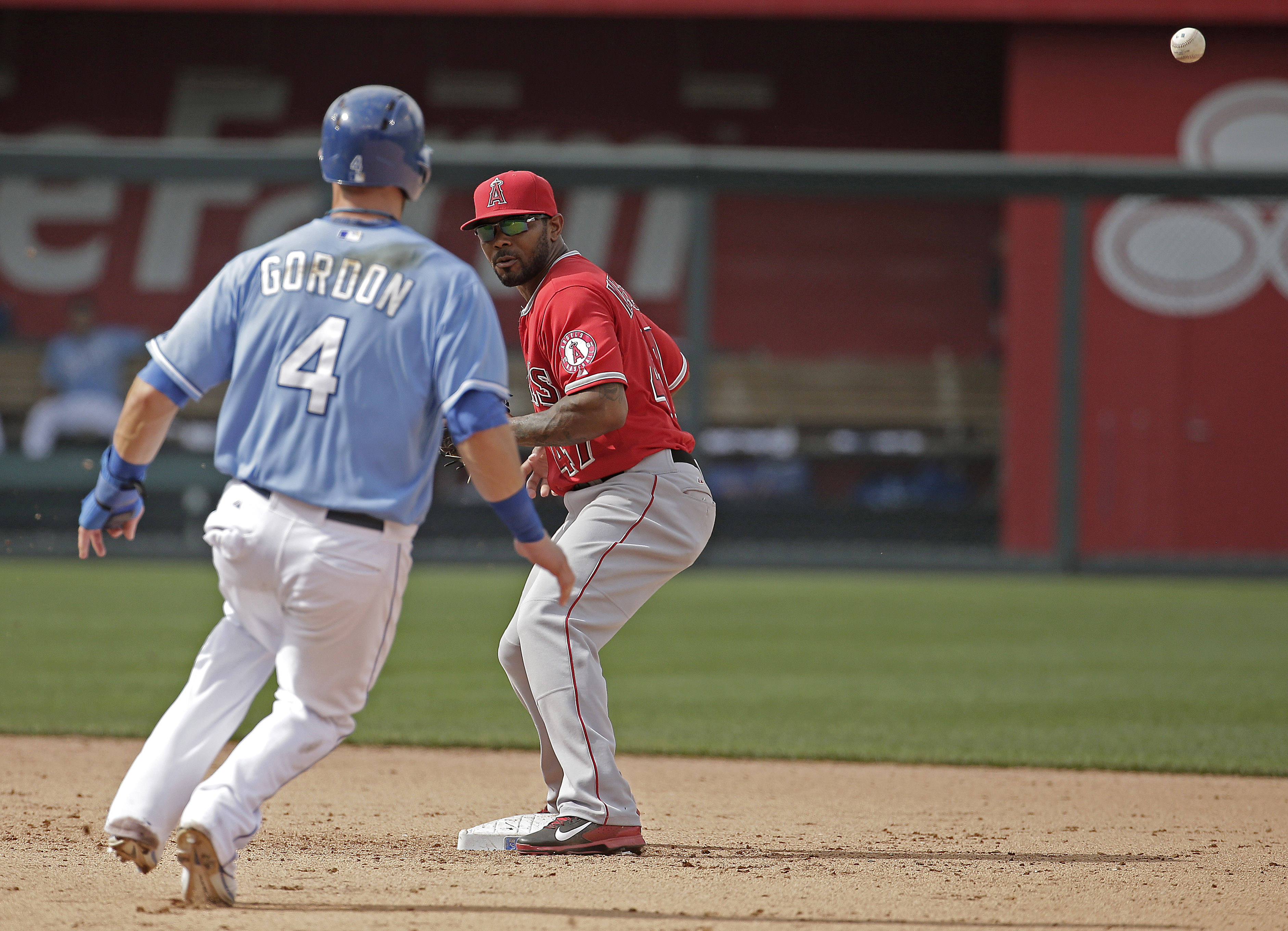 Angels lose to Royals, Pujols ailing