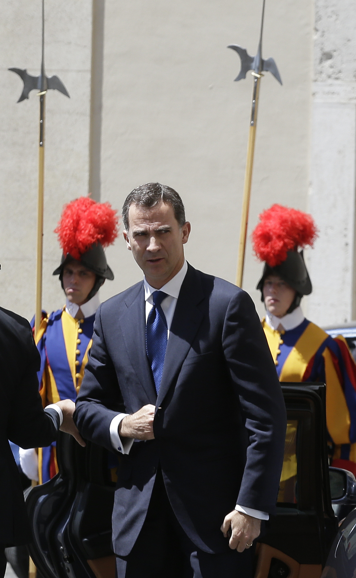 Spain's new king and queen invite pope to visit