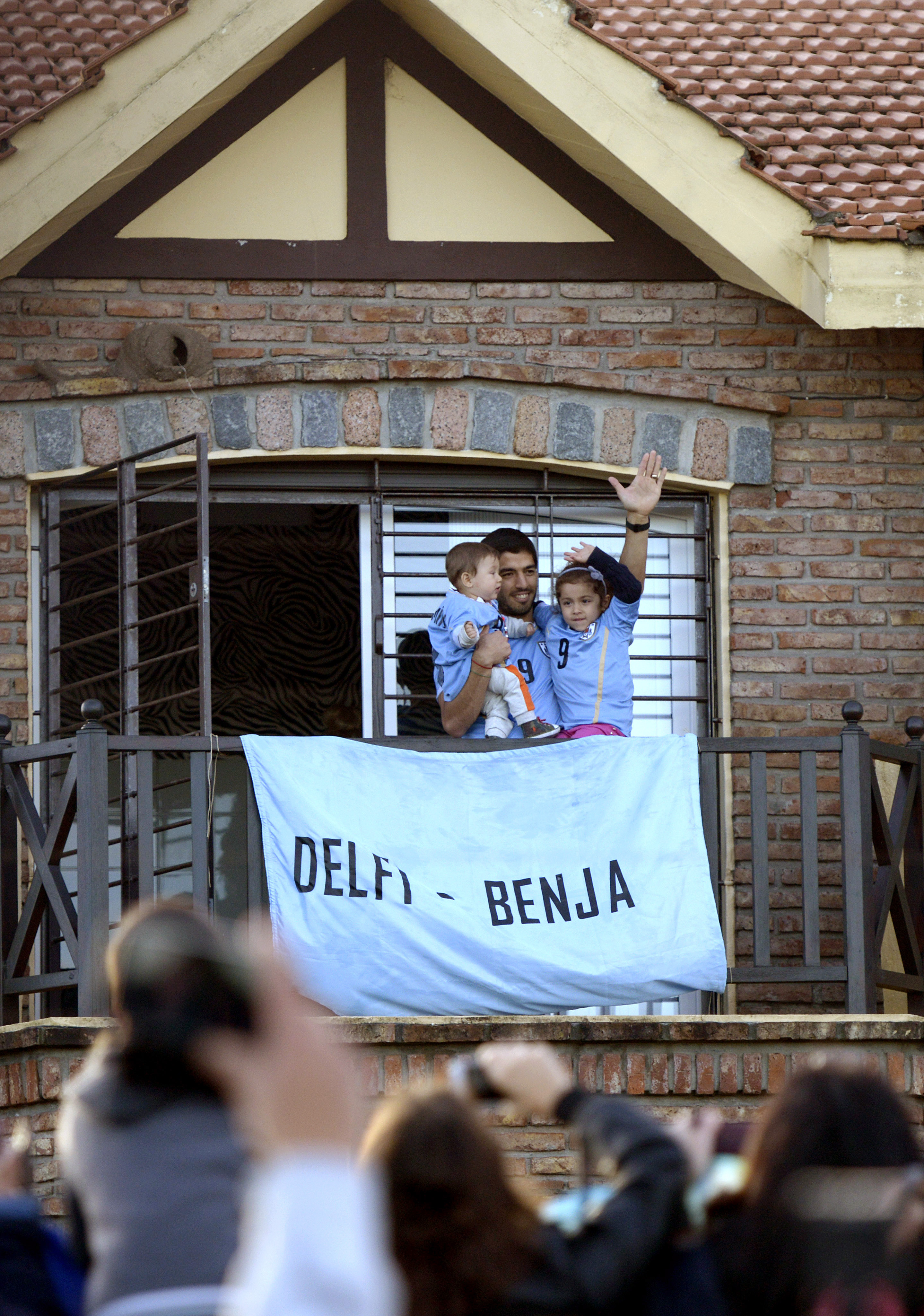 Suarez apologizes for biting opponent at World Cup