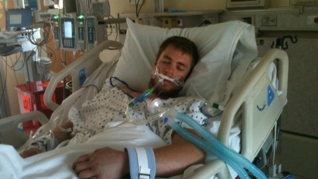 Picadura de serpiente de cascabel manda a un hombre a terapia intensiva