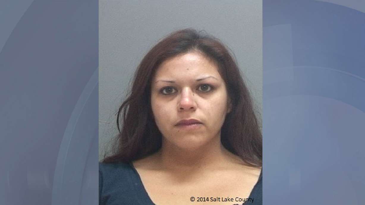 Mujer roba una camioneta y la regresa luego de encontrarse con algo inesperado