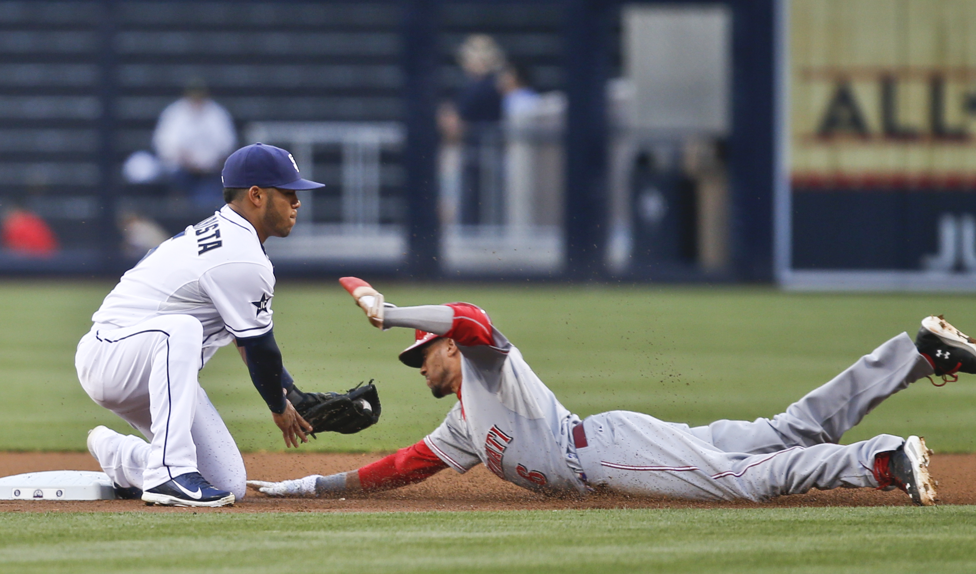 1-hit wonders: Padres get 1 single, top Reds 1-0