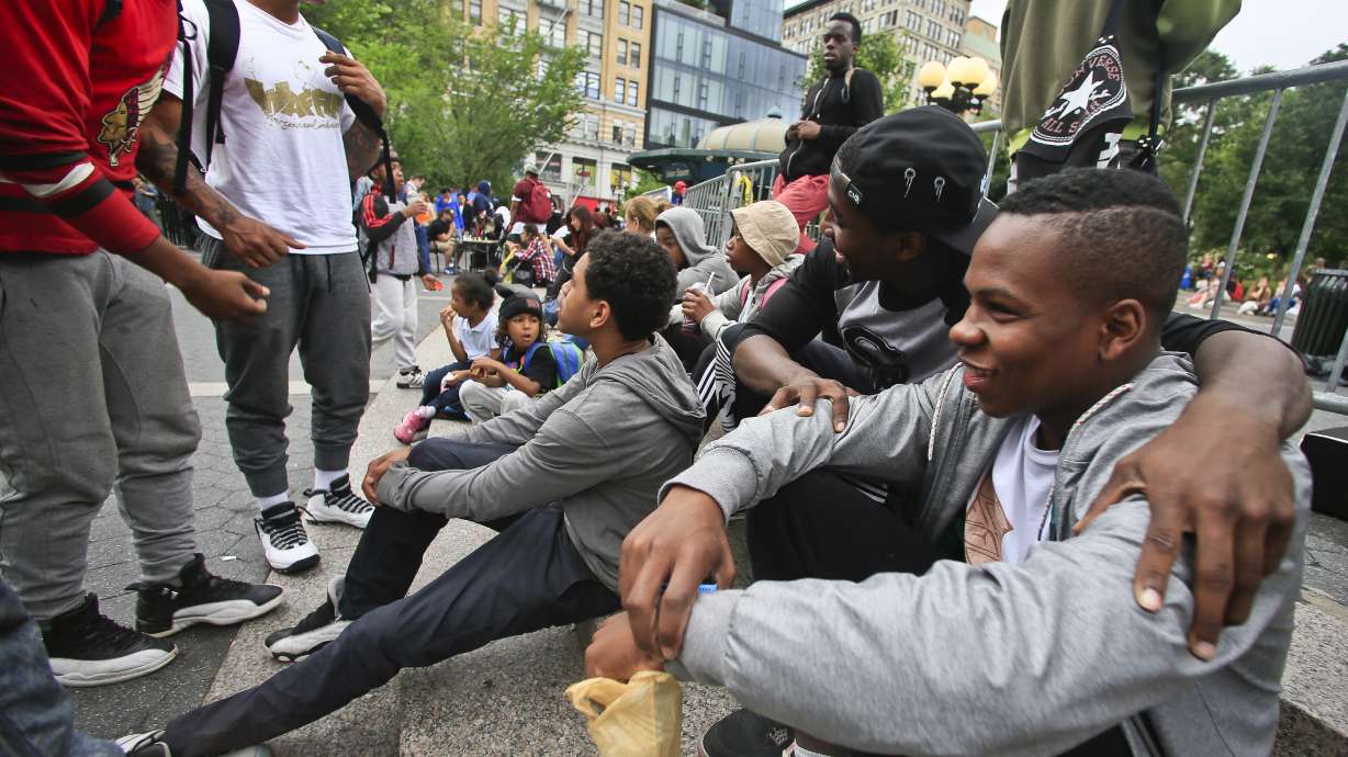 New York City police to subway acrobats: Sit down