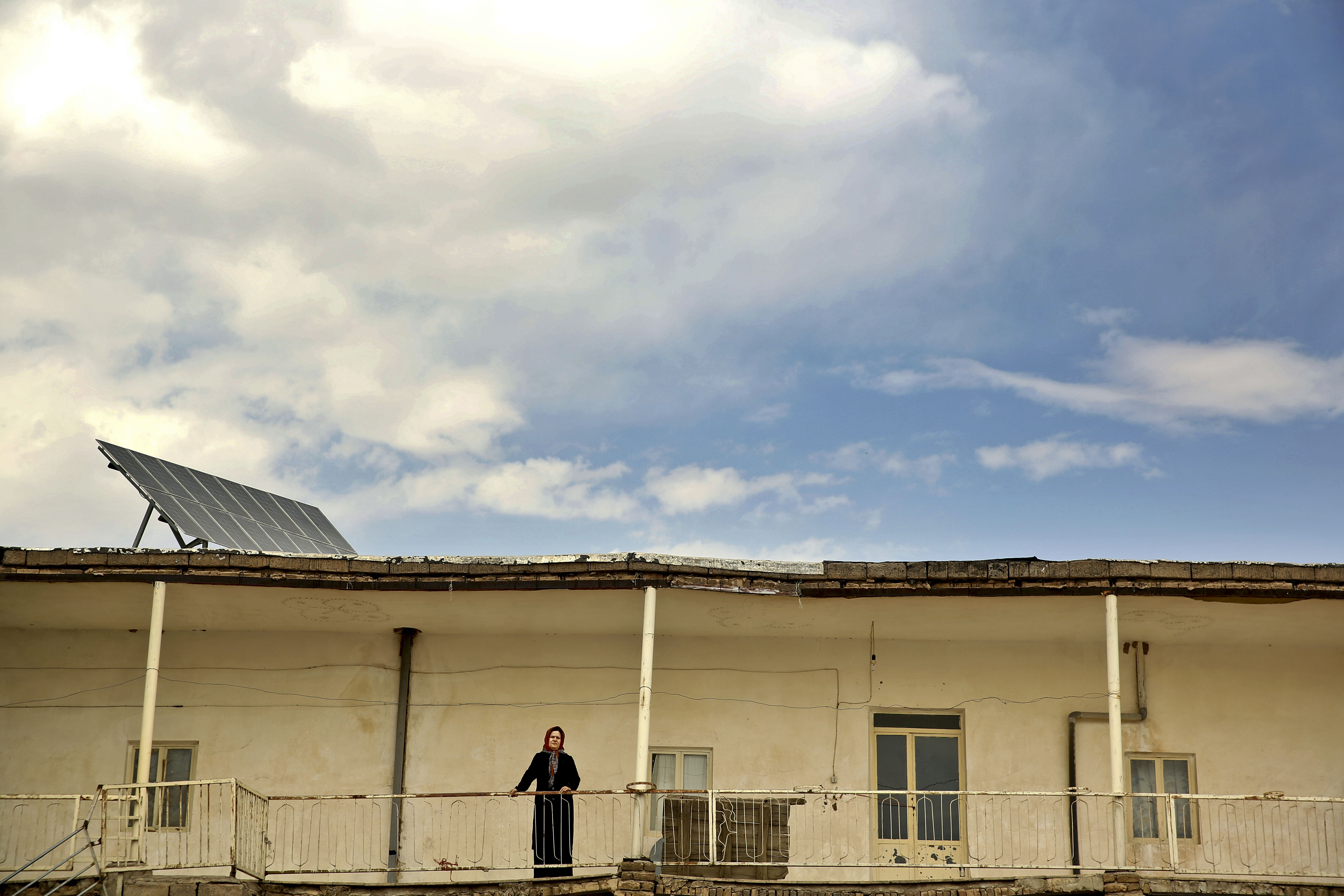 Oil-producing Iran looks to solar to light future