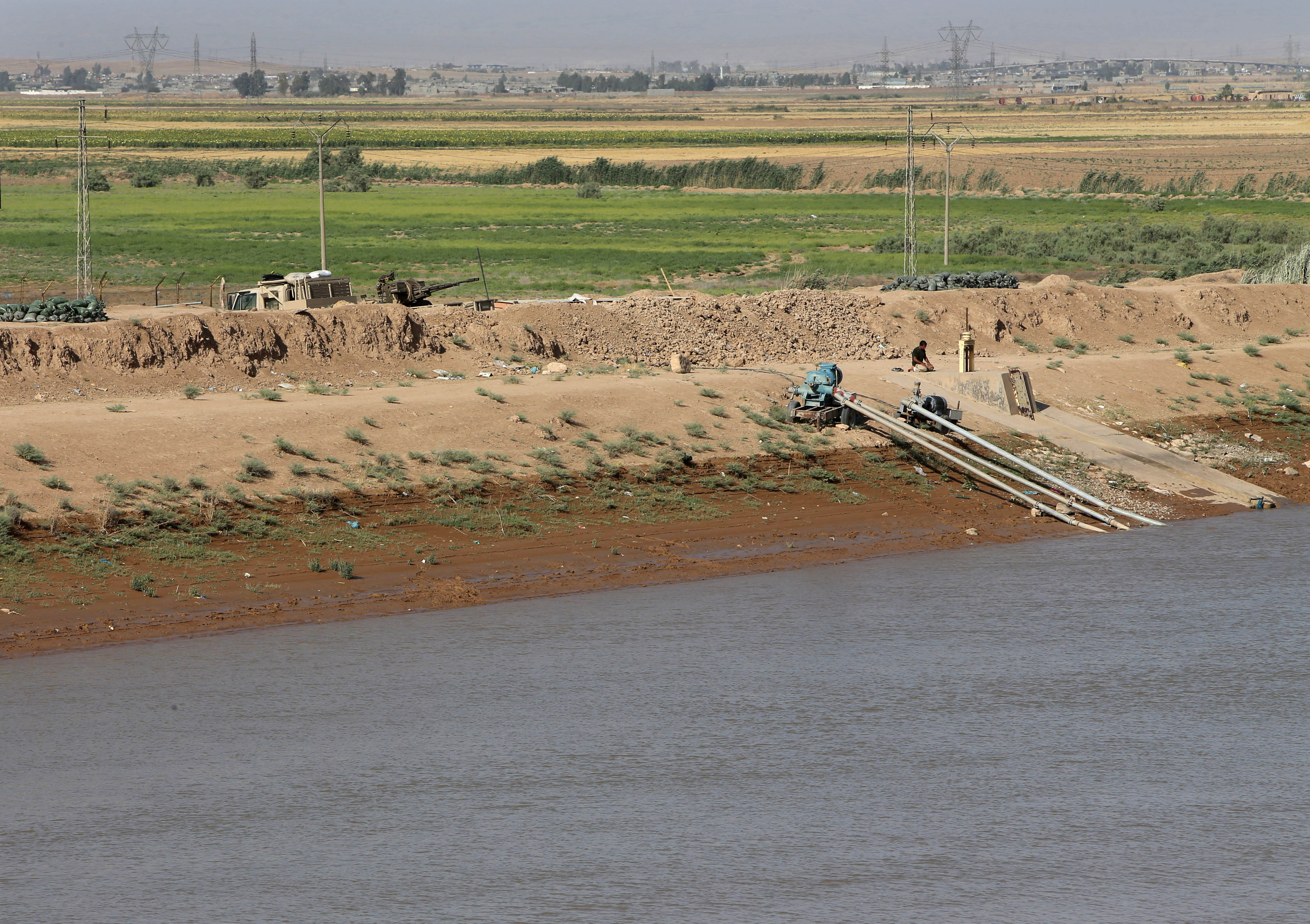 Iraqi Kurds dig frontier around disputed areas