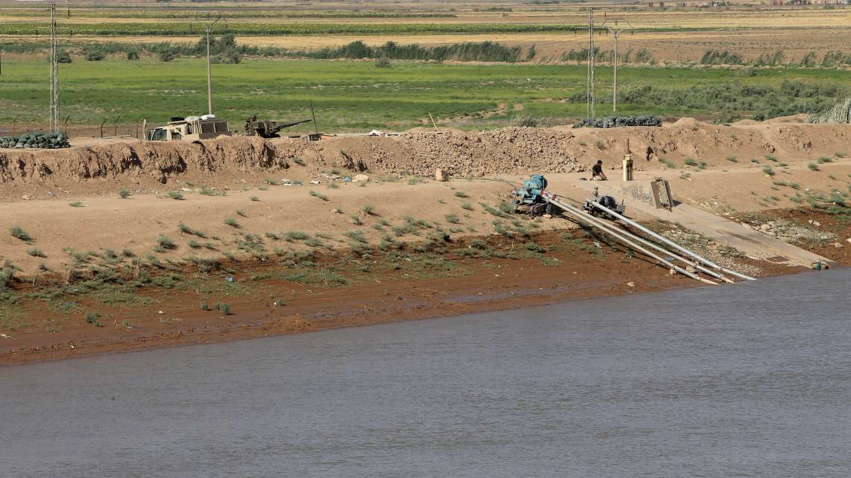 Iraqi Kurds dig frontier around disputed areas