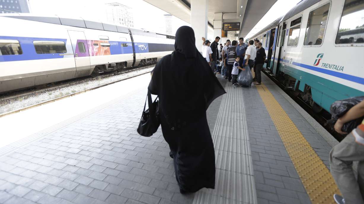 Italy not fingerprinting many migrants despite law