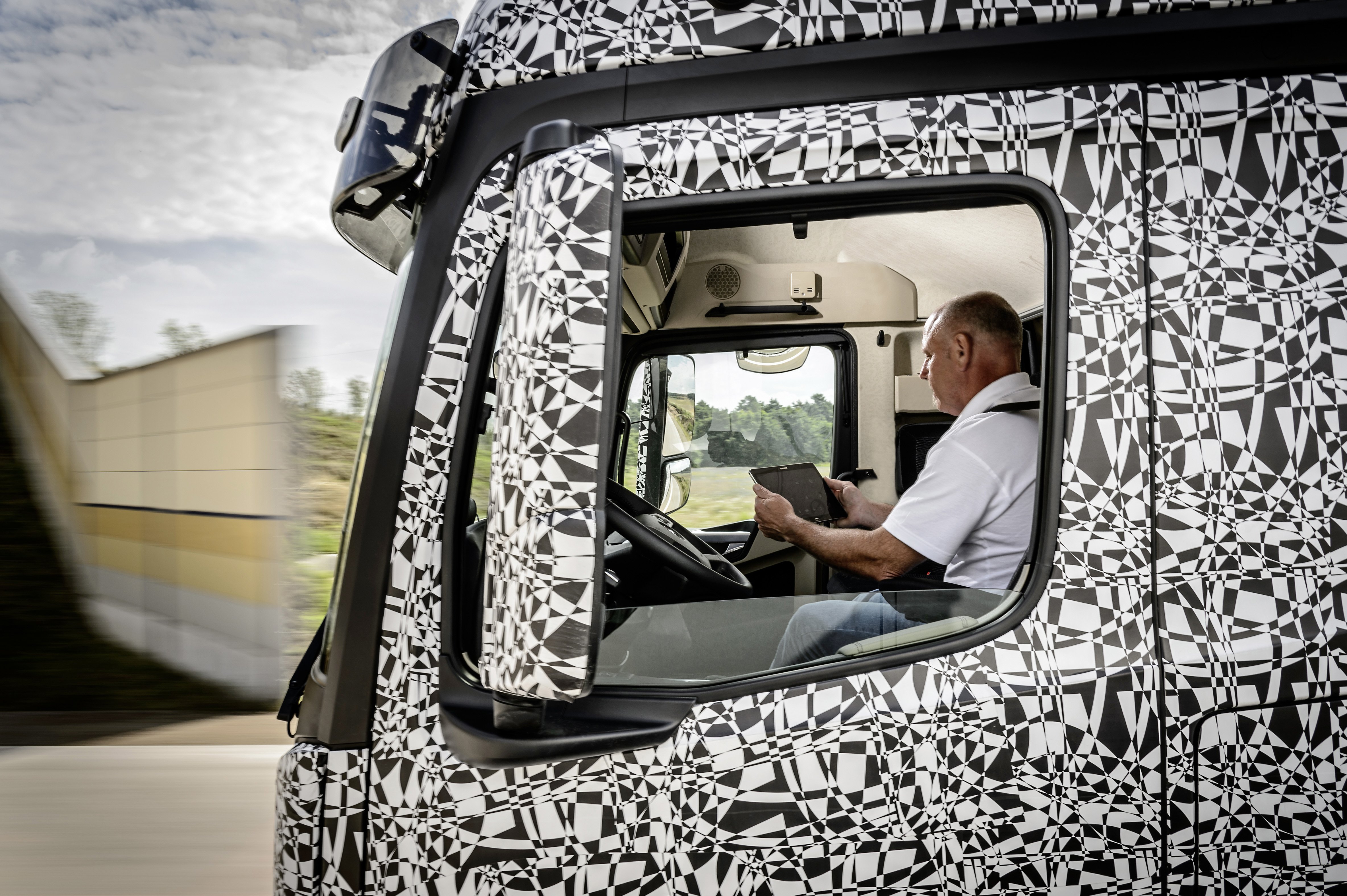 Mercedes' Future Truck 2025 will drive by itself. A prototype took a 3-
mile self-guided trek. In the spacious cab, the driver will be able to
turn away from the wheel, gas and brakes.