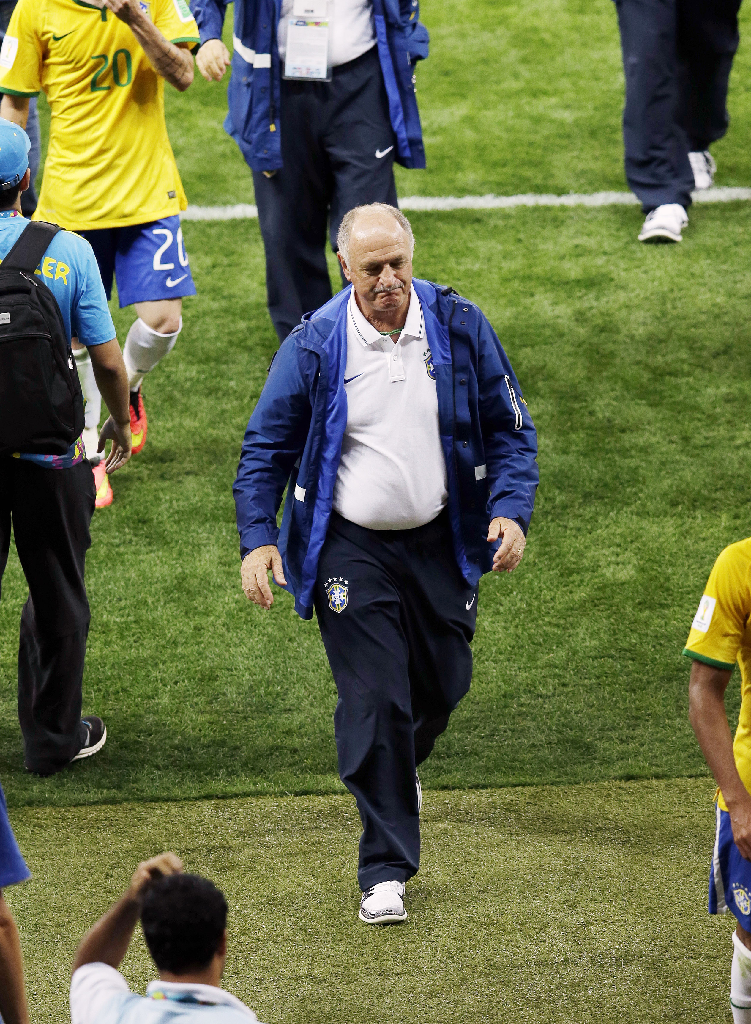 Scolari apologizes for Brazil's World Cup failure