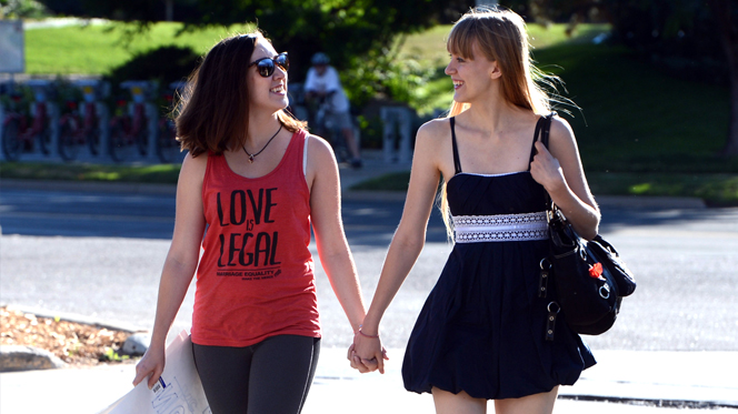 Judge: Gay couples can keep marrying in Colorado