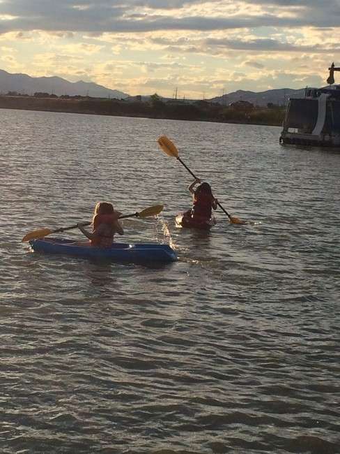 Calm-water kayaking at Lindon Marina at Utah Lake (Photo: Kim
Patterson, www.things2doinutah.com)