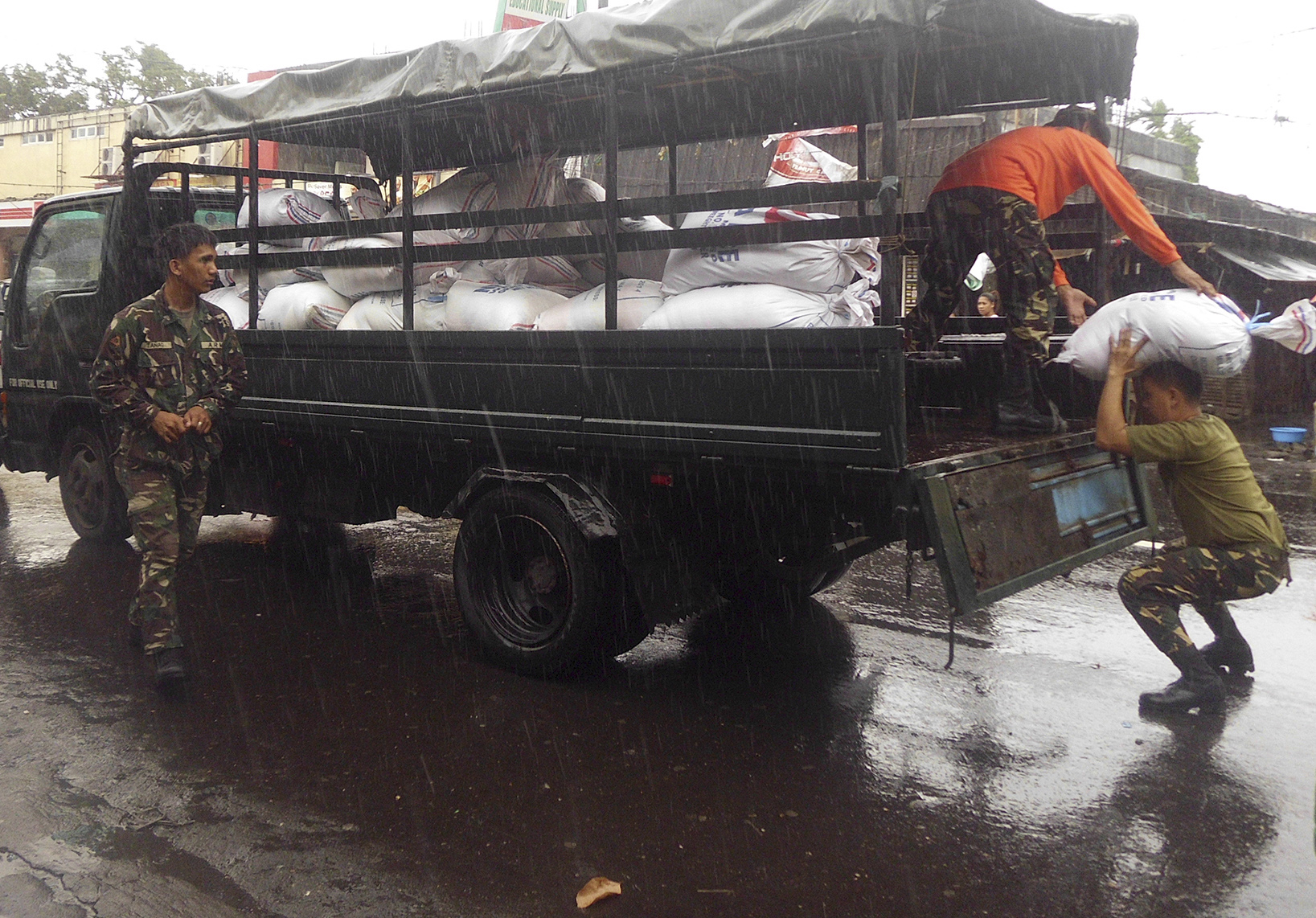 Typhoon shifts slightly from Manila, leaves 1 dead