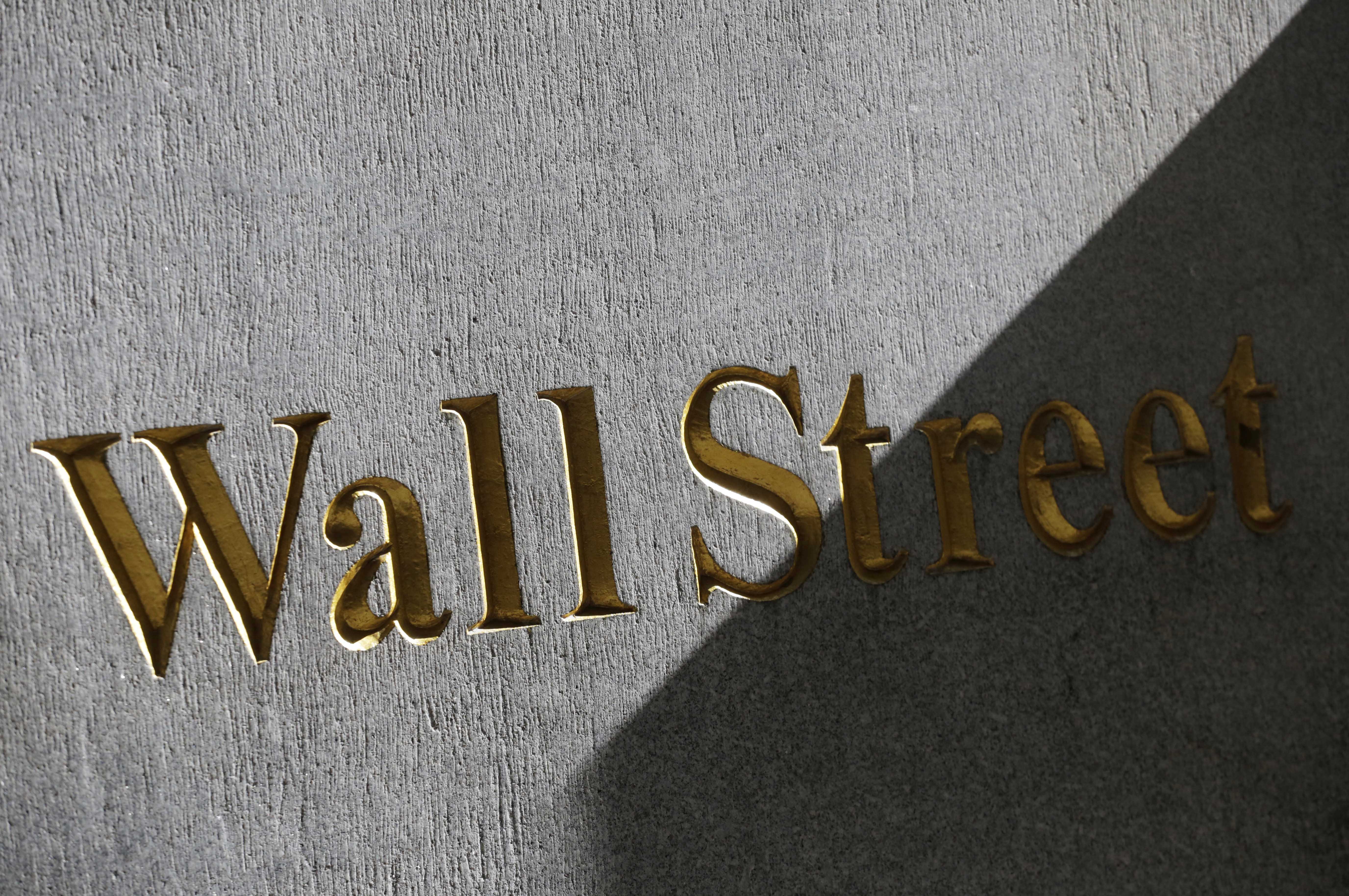 US stocks rise in early trading on earnings news