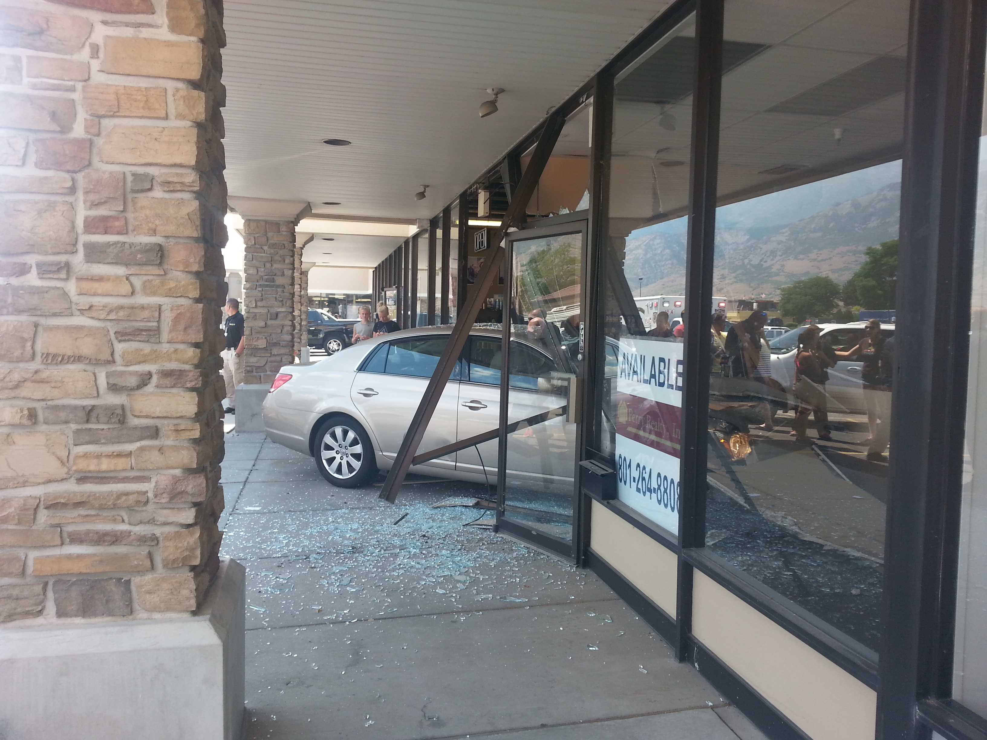Car crashes into salon in American Fork