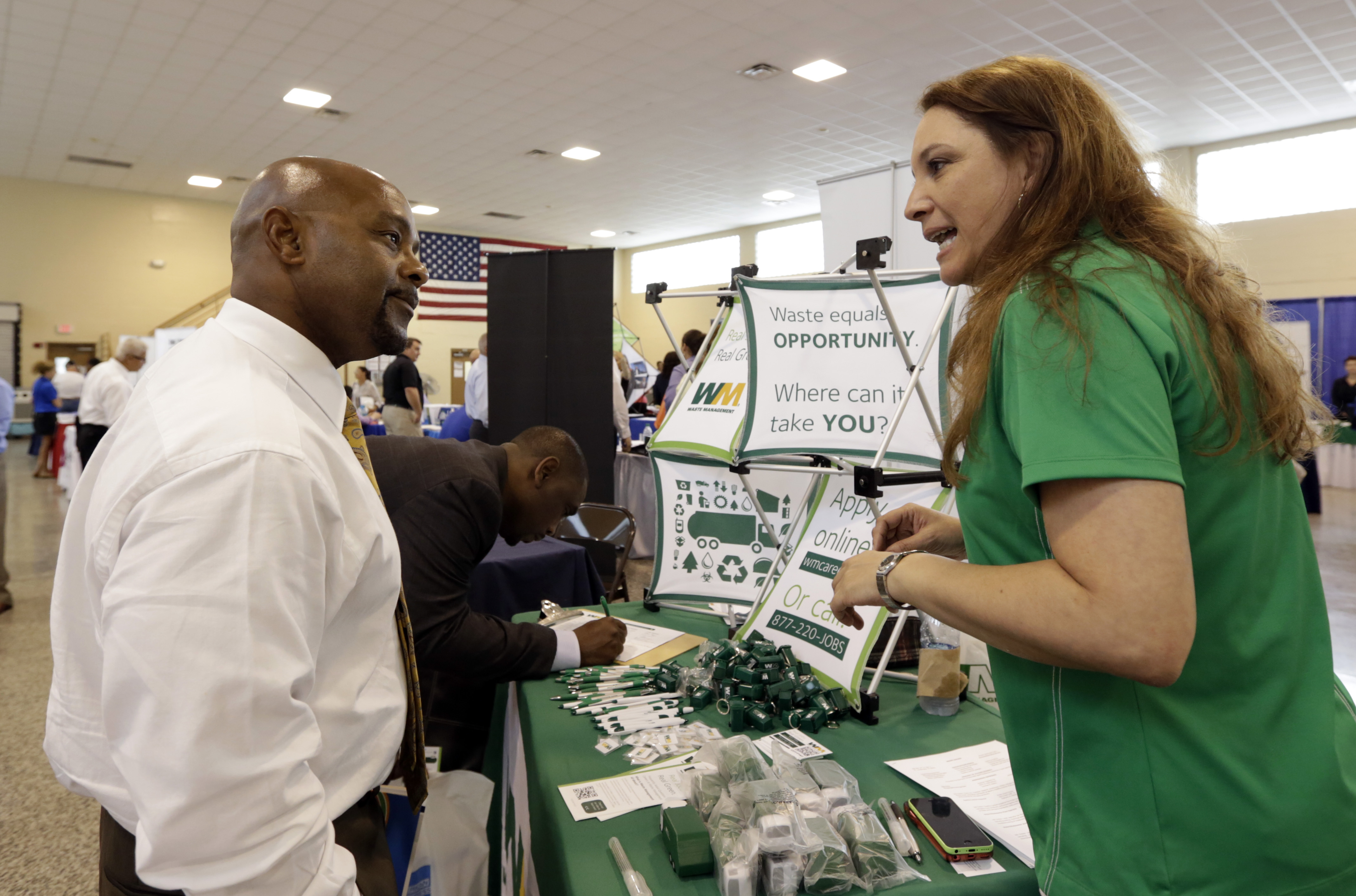 US unemployment aid applications drop to 302,000