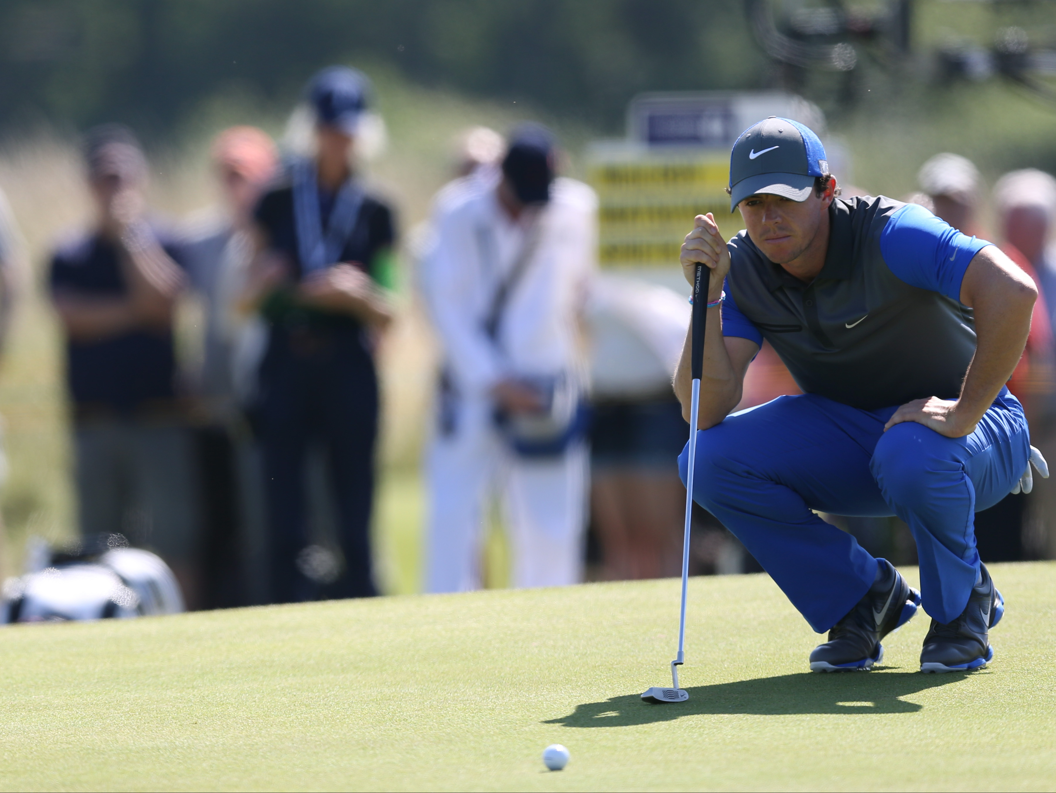 Rory McIlroy builds a 4-shot lead at British Open