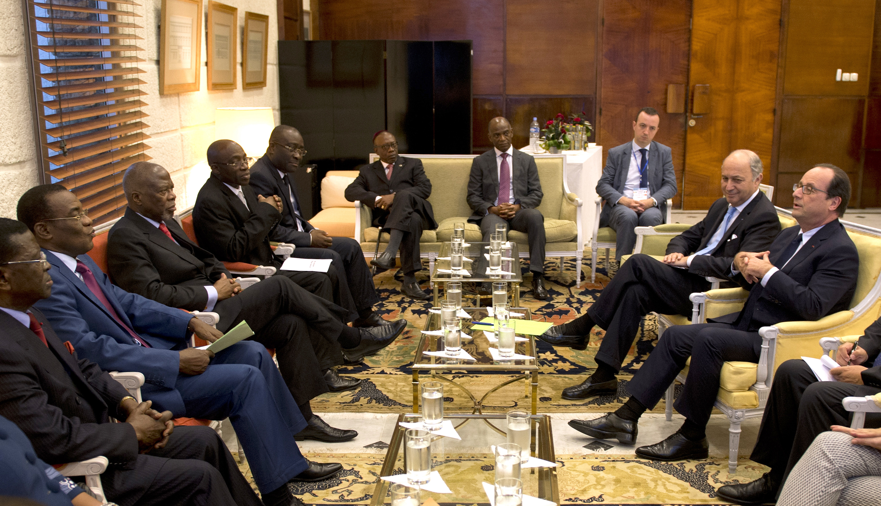 French president Hollande visits Niger on tour