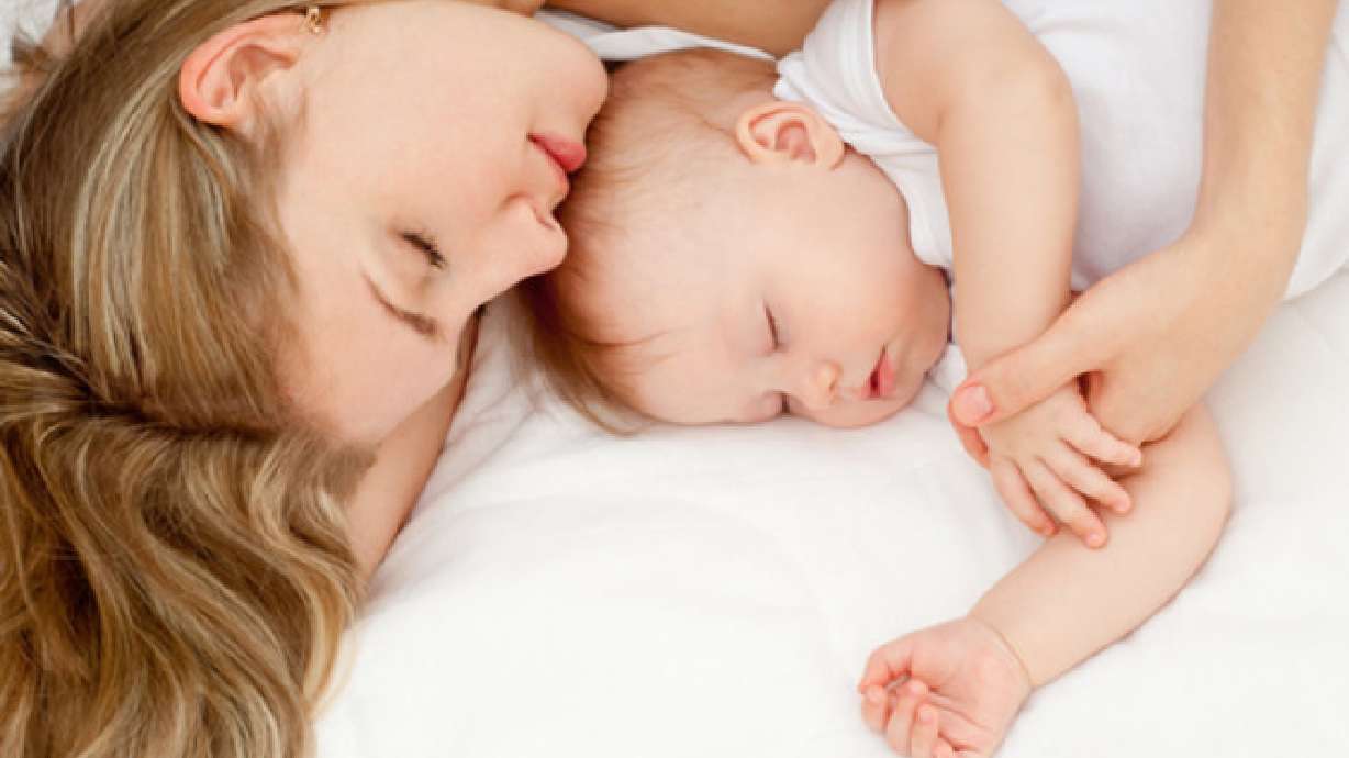 Estudio señala que dormir con los bebés es la principal causa de muerte relacionada con el sueño