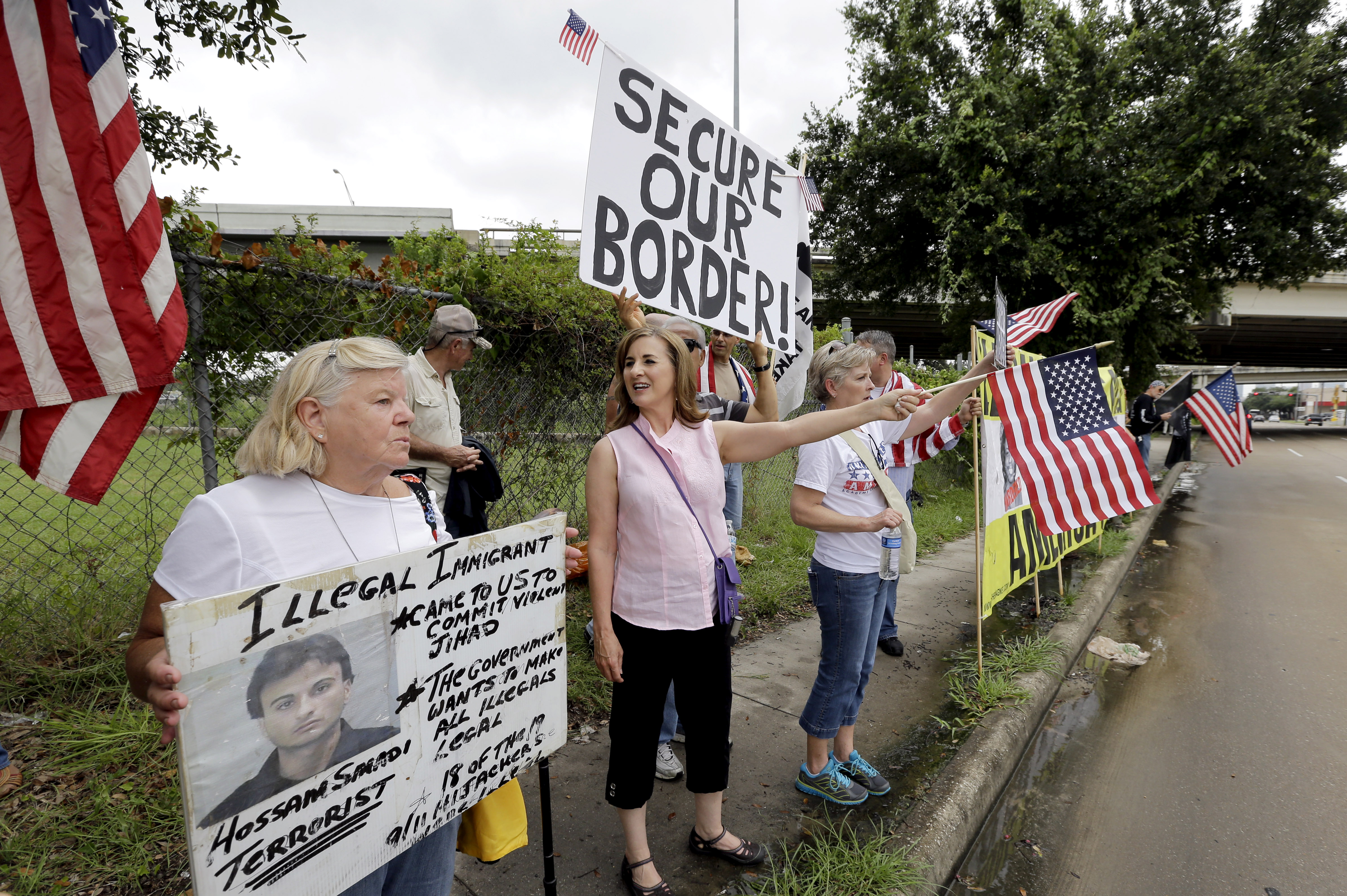 US communities diverge on child migrant response